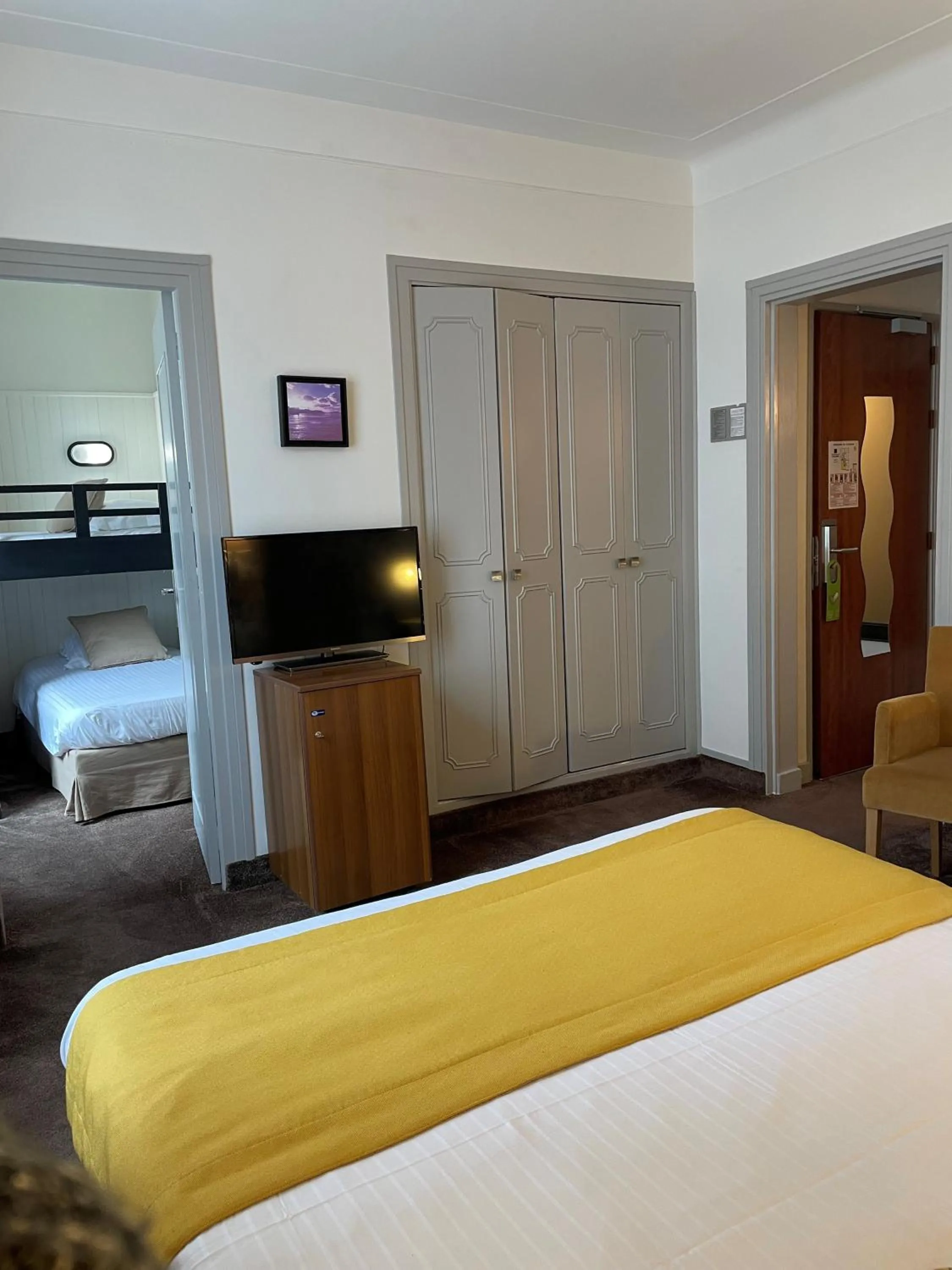 TV and multimedia, Bed in Hotel Ajoncs d'Or