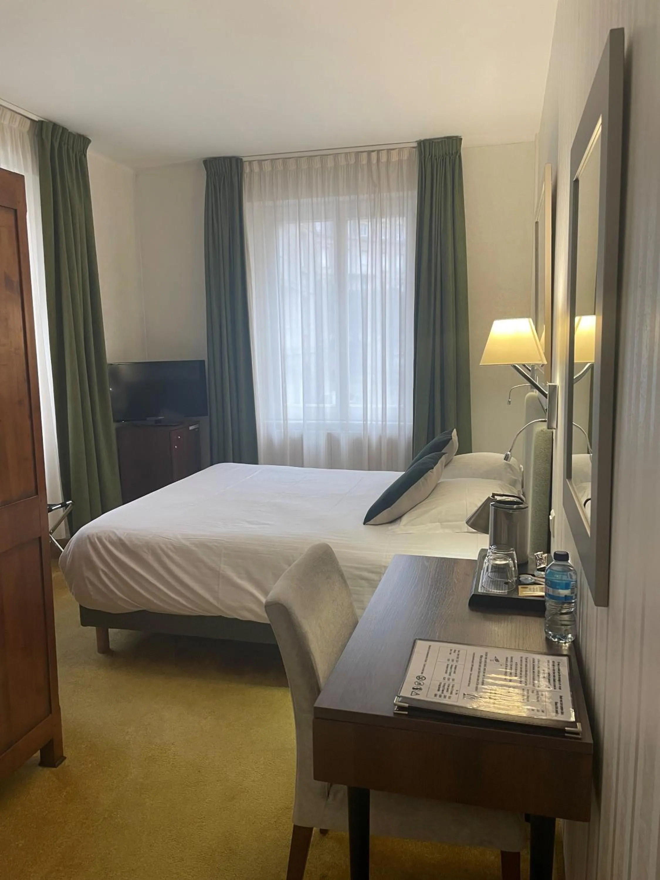 Photo of the whole room, Bed in Hotel Ajoncs d'Or