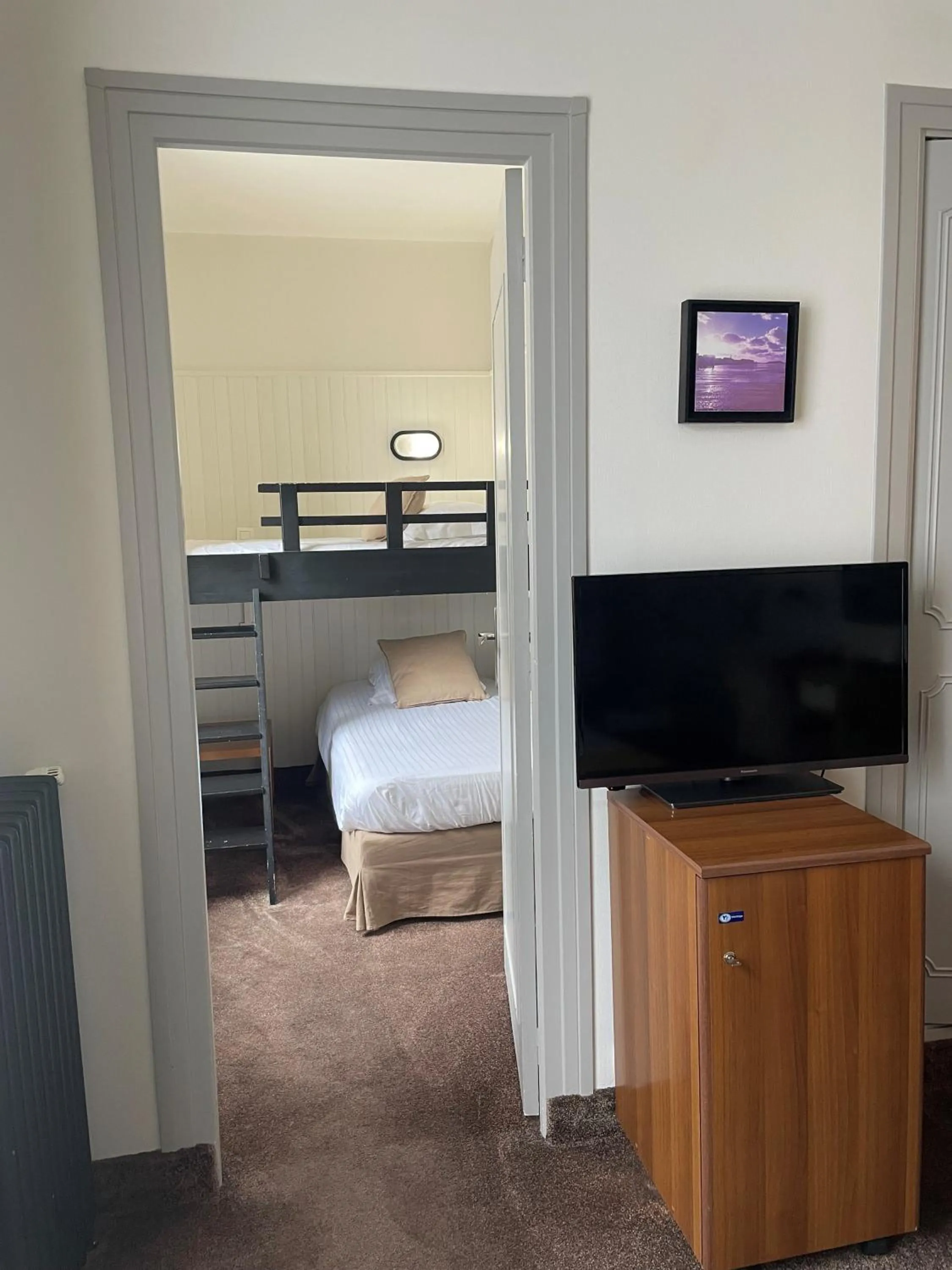 bunk bed, Bed in Hotel Ajoncs d'Or