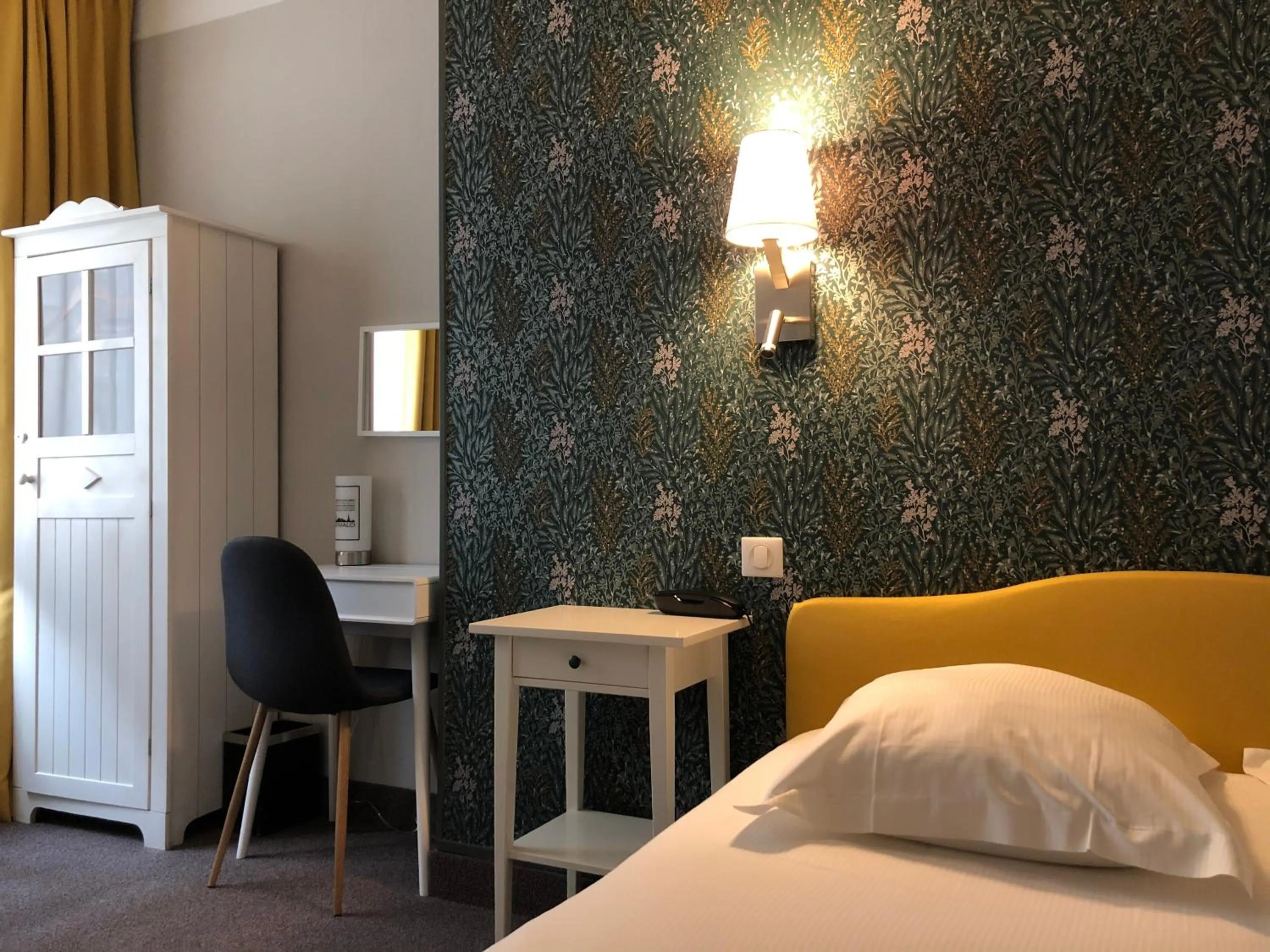 Bed in Hotel Ajoncs d'Or