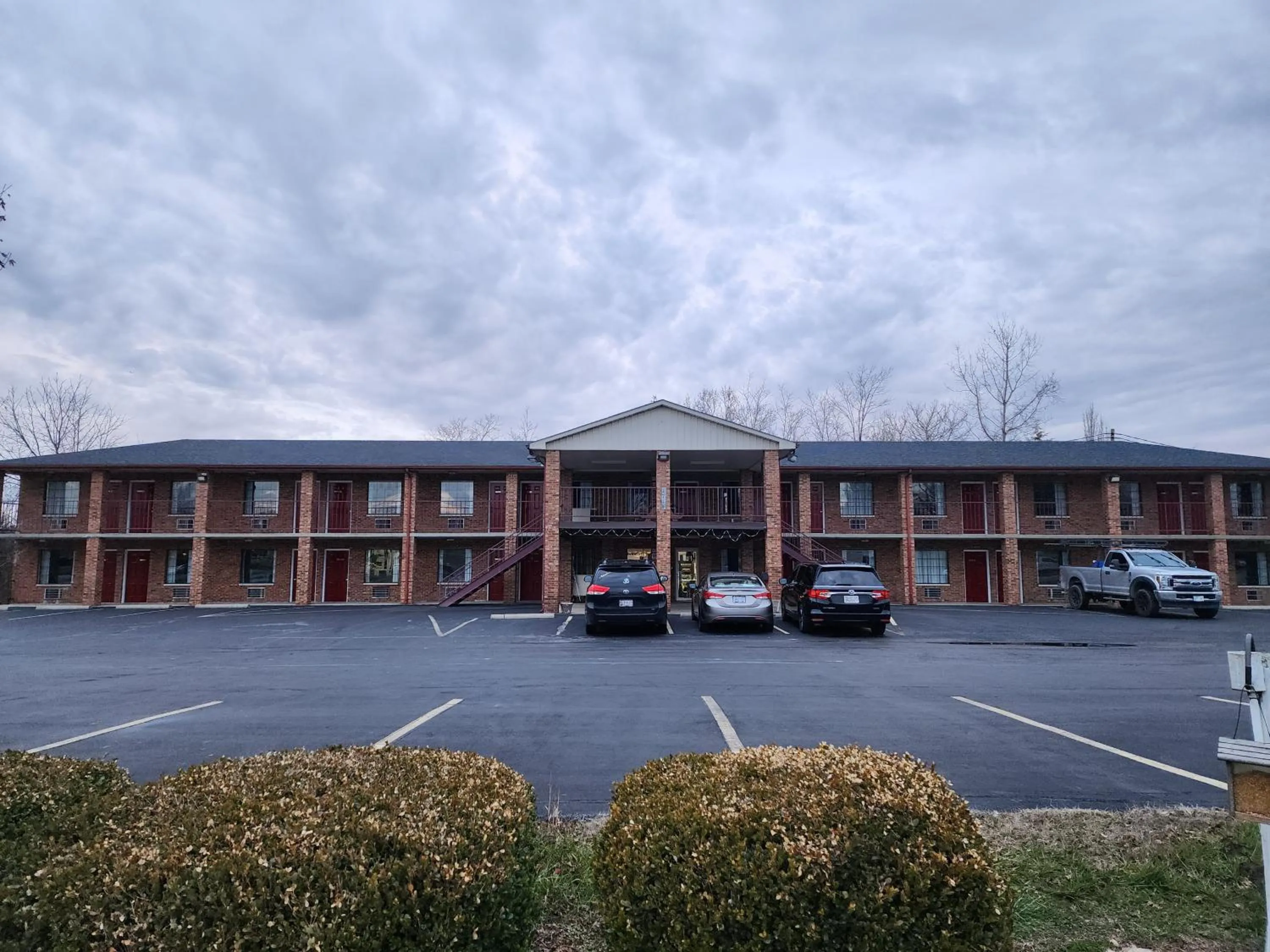 Property building in Americas Inn Bardstown