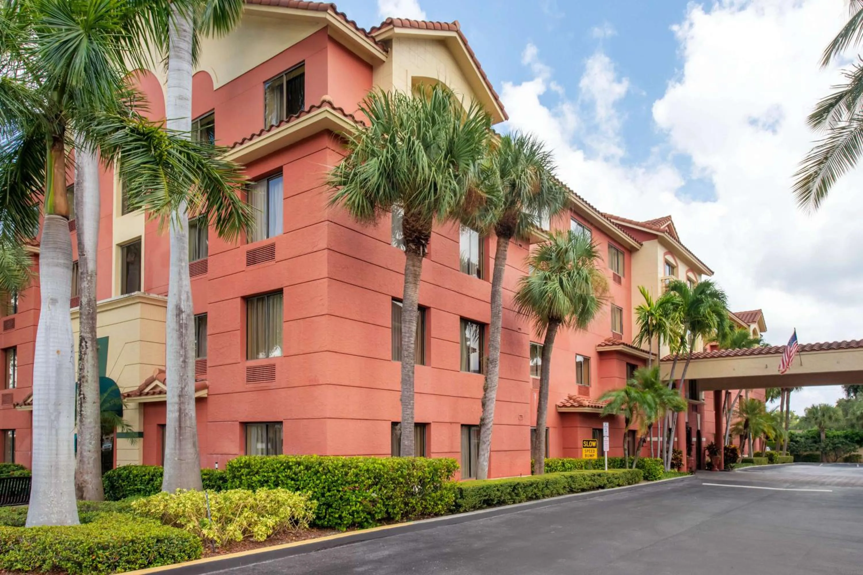 Property building in Best Western Plus Palm Beach Gardens Hotel & Suites and Conference Ct