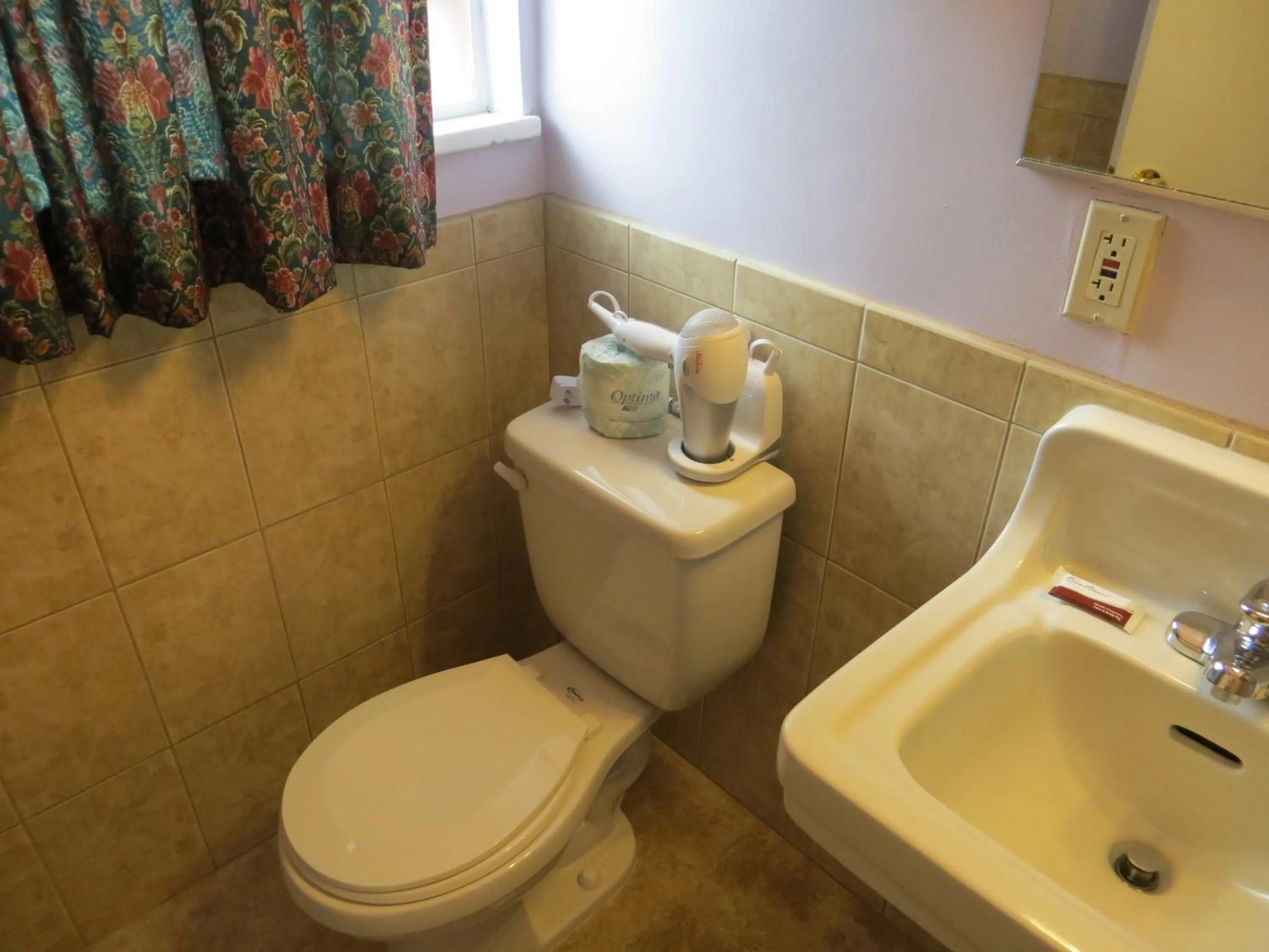 Bathroom in Park Cienega Motel