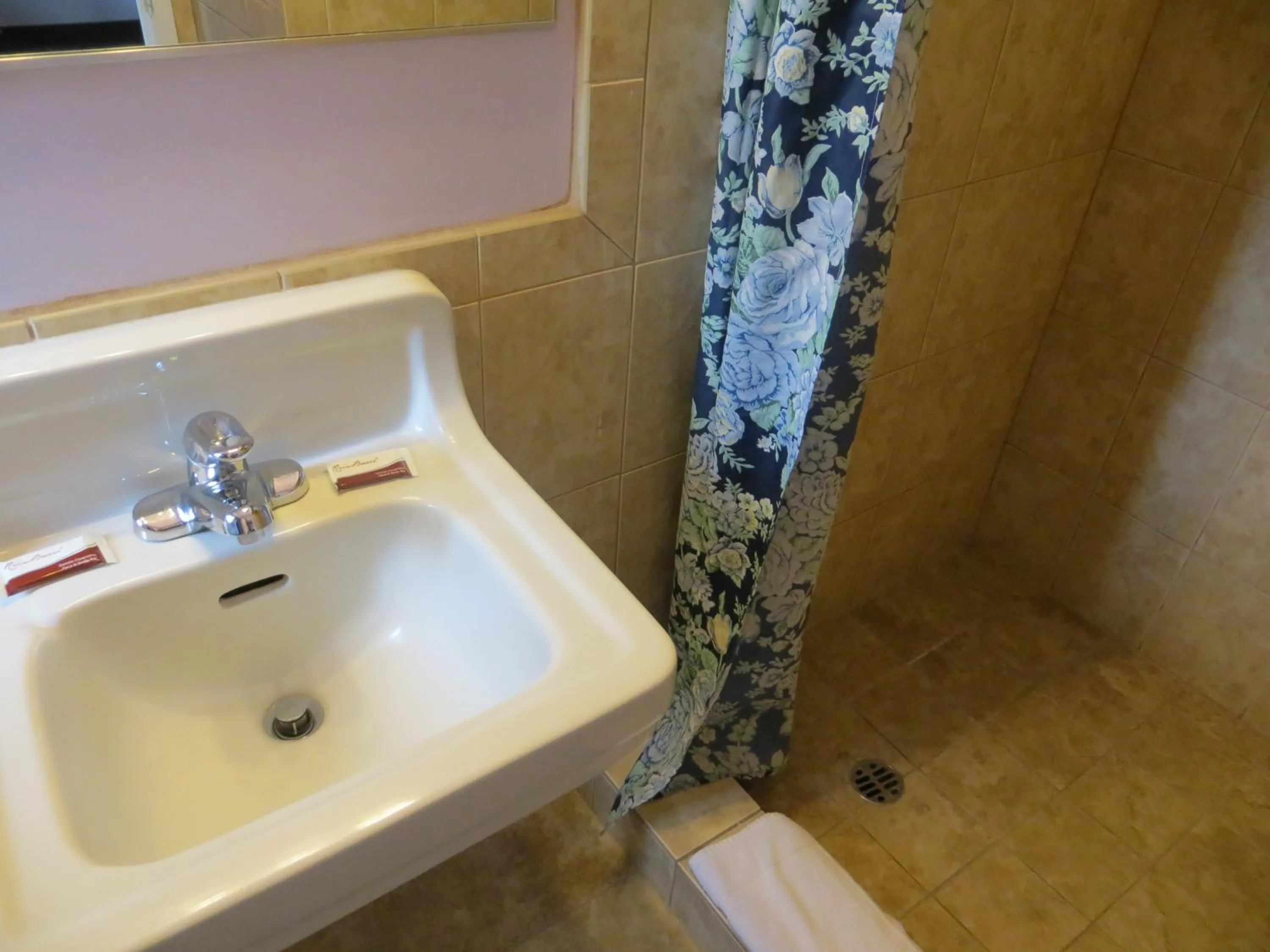 Bathroom in Park Cienega Motel