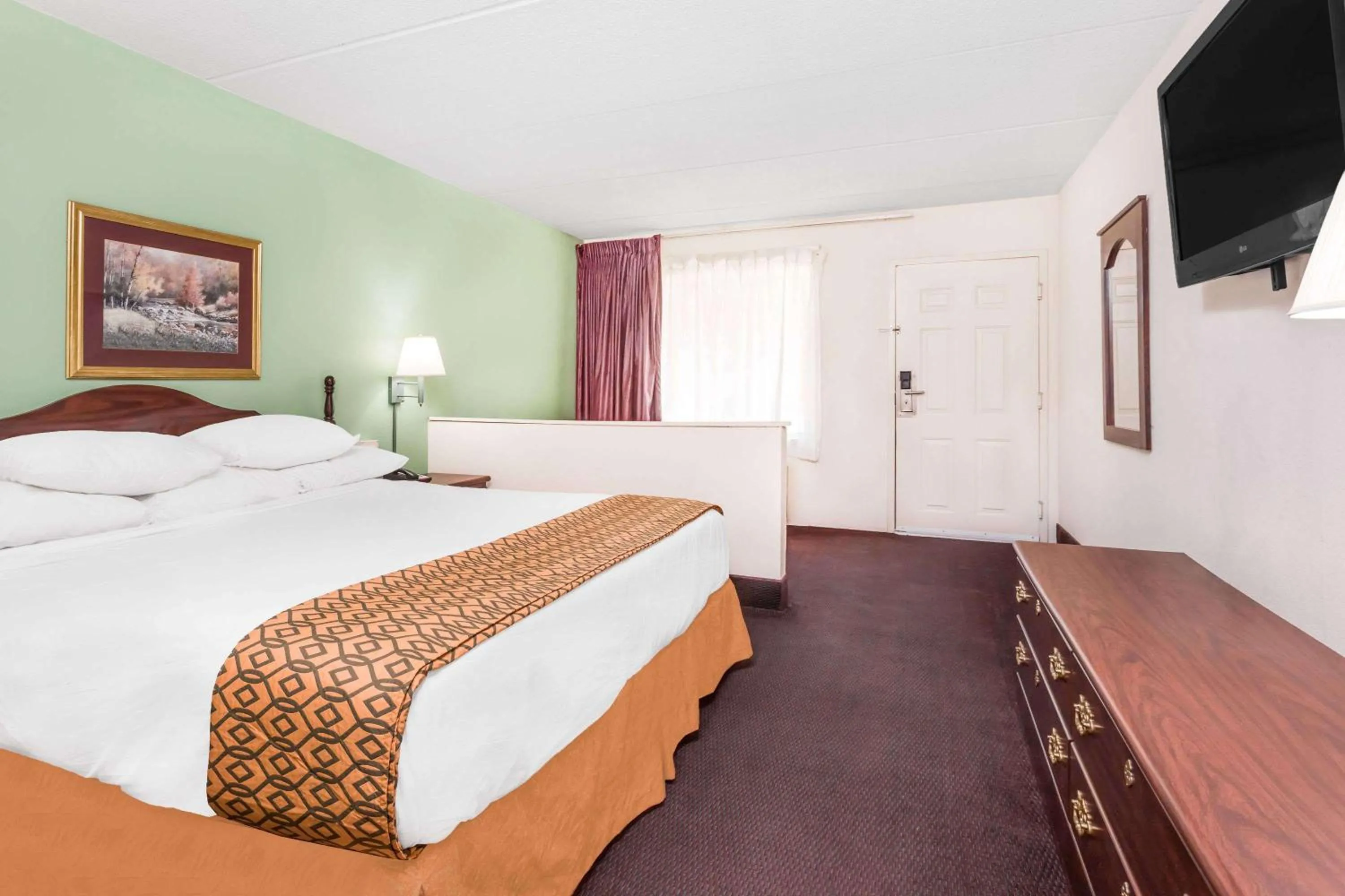 Photo of the whole room, Bed in Days Inn by Wyndham Lavonia