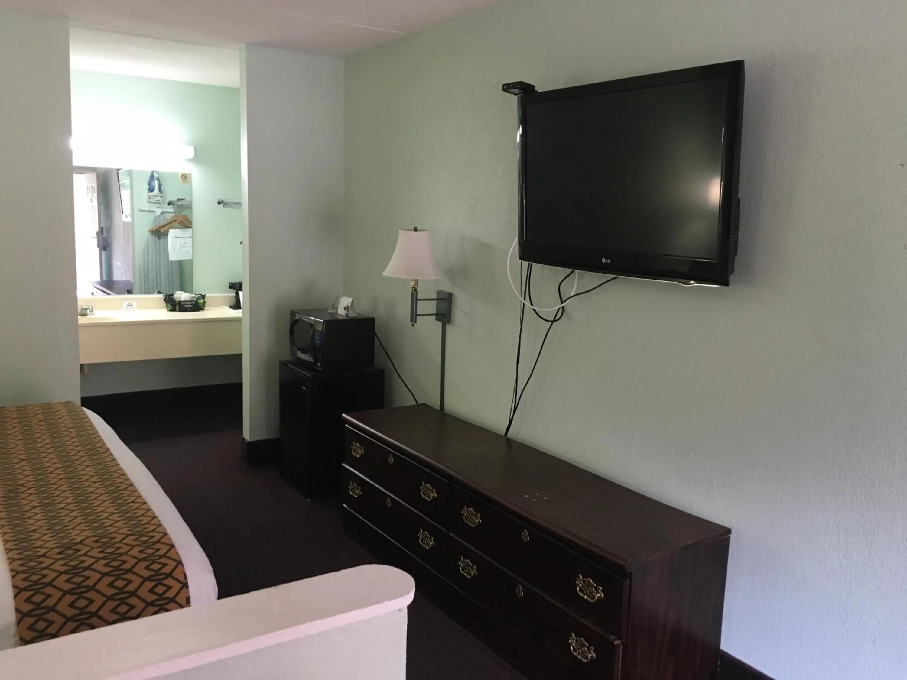 Bed in Days Inn by Wyndham Lavonia