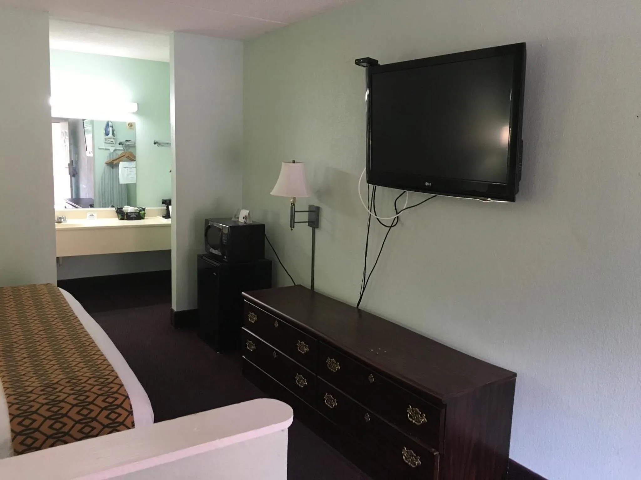 Bed in Days Inn by Wyndham Lavonia