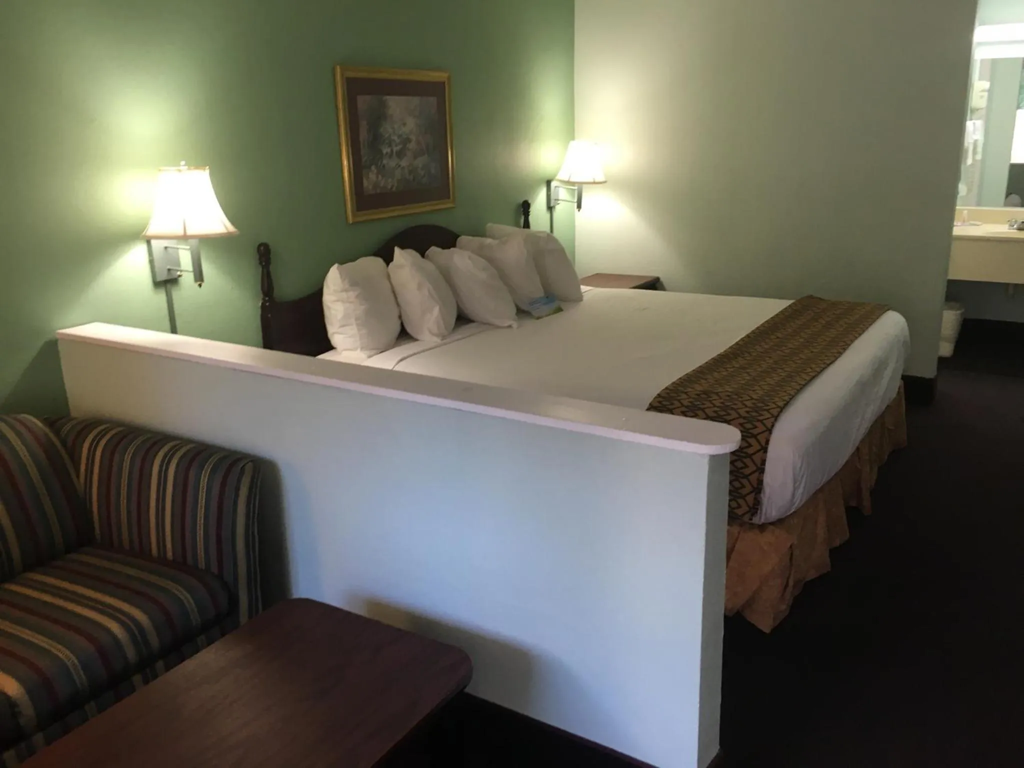 Bed in Days Inn by Wyndham Lavonia