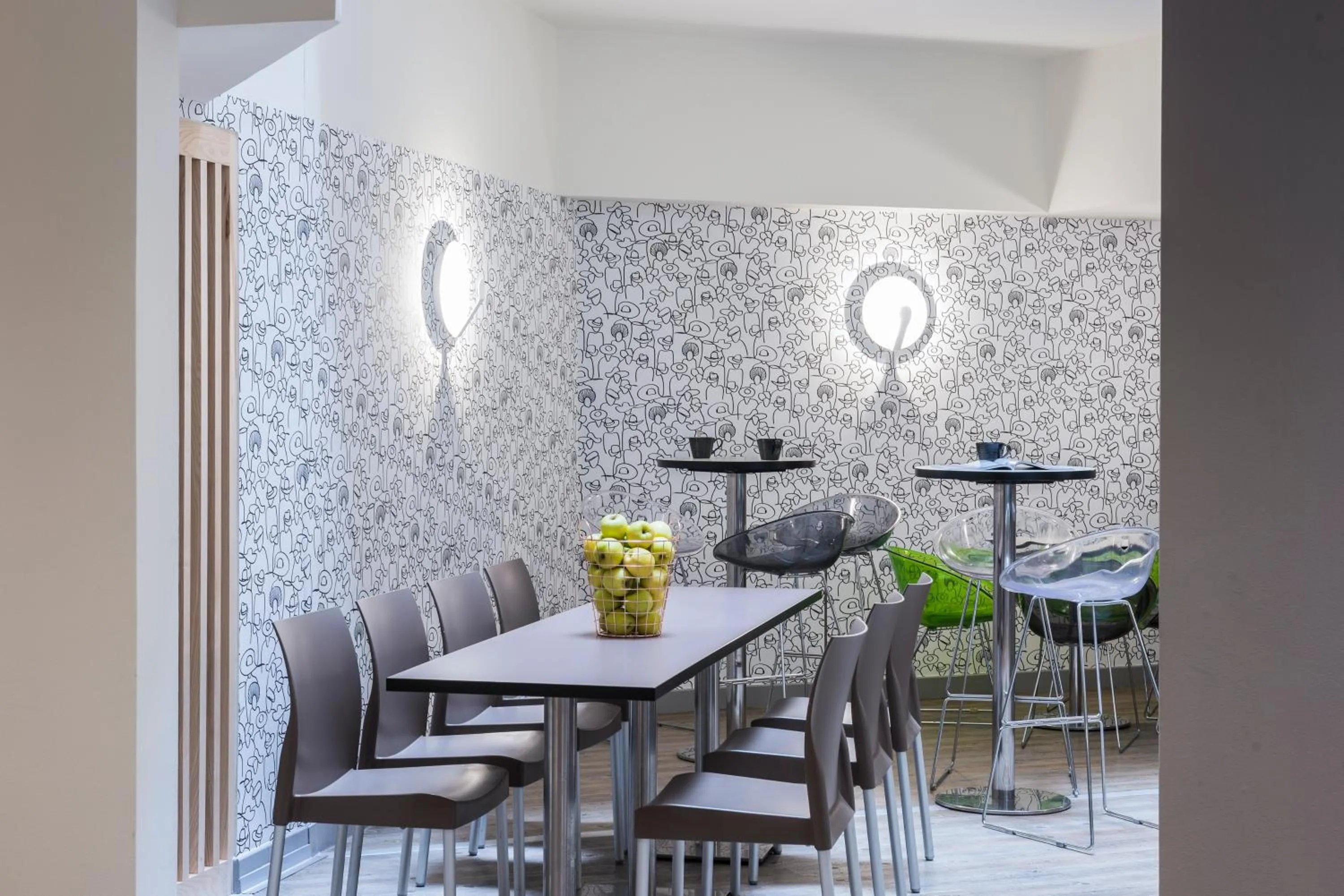 Lounge or bar in Ibis Styles Nice Centre Port