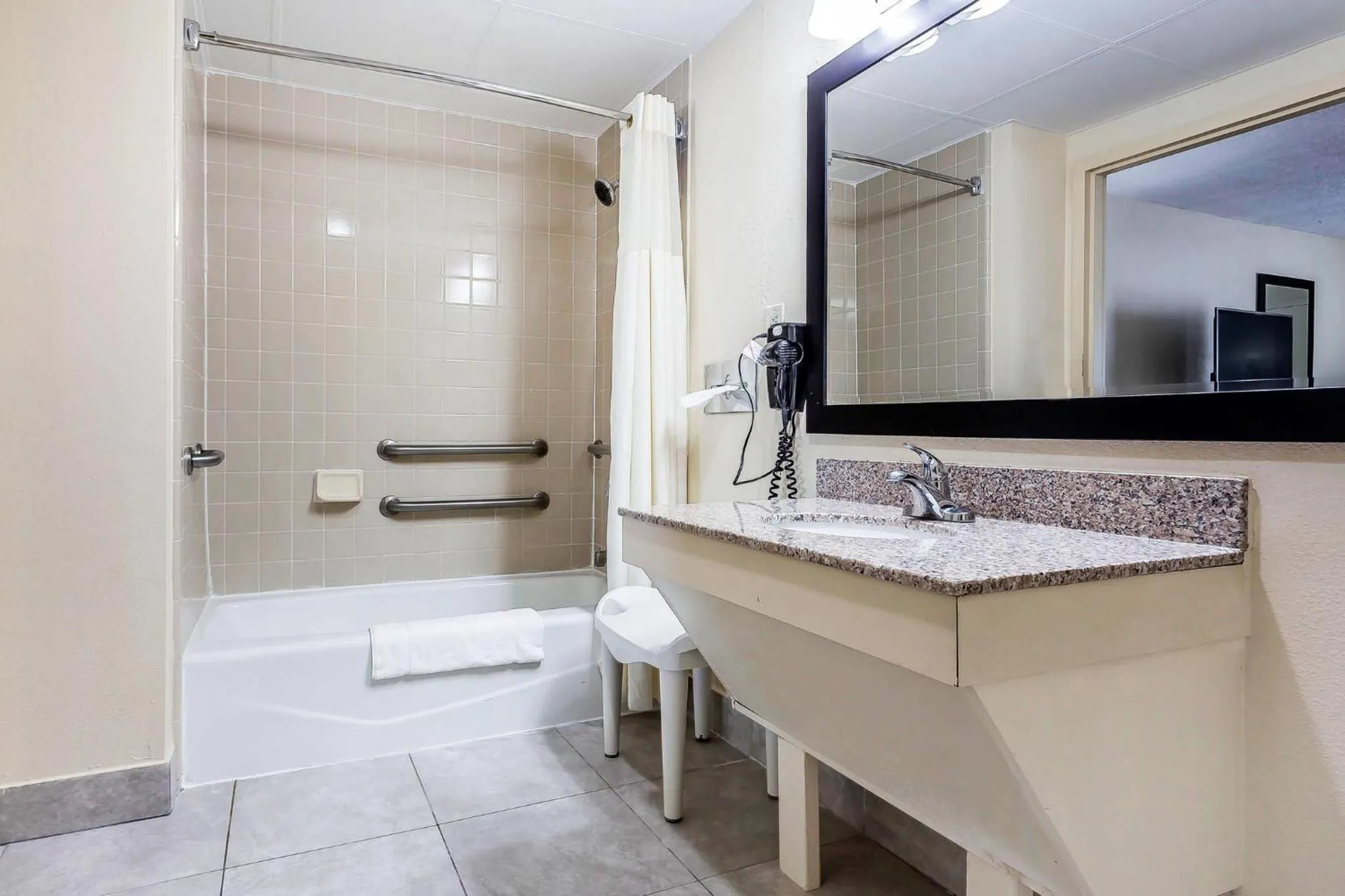 Bedroom in Quality Inn Aberdeen