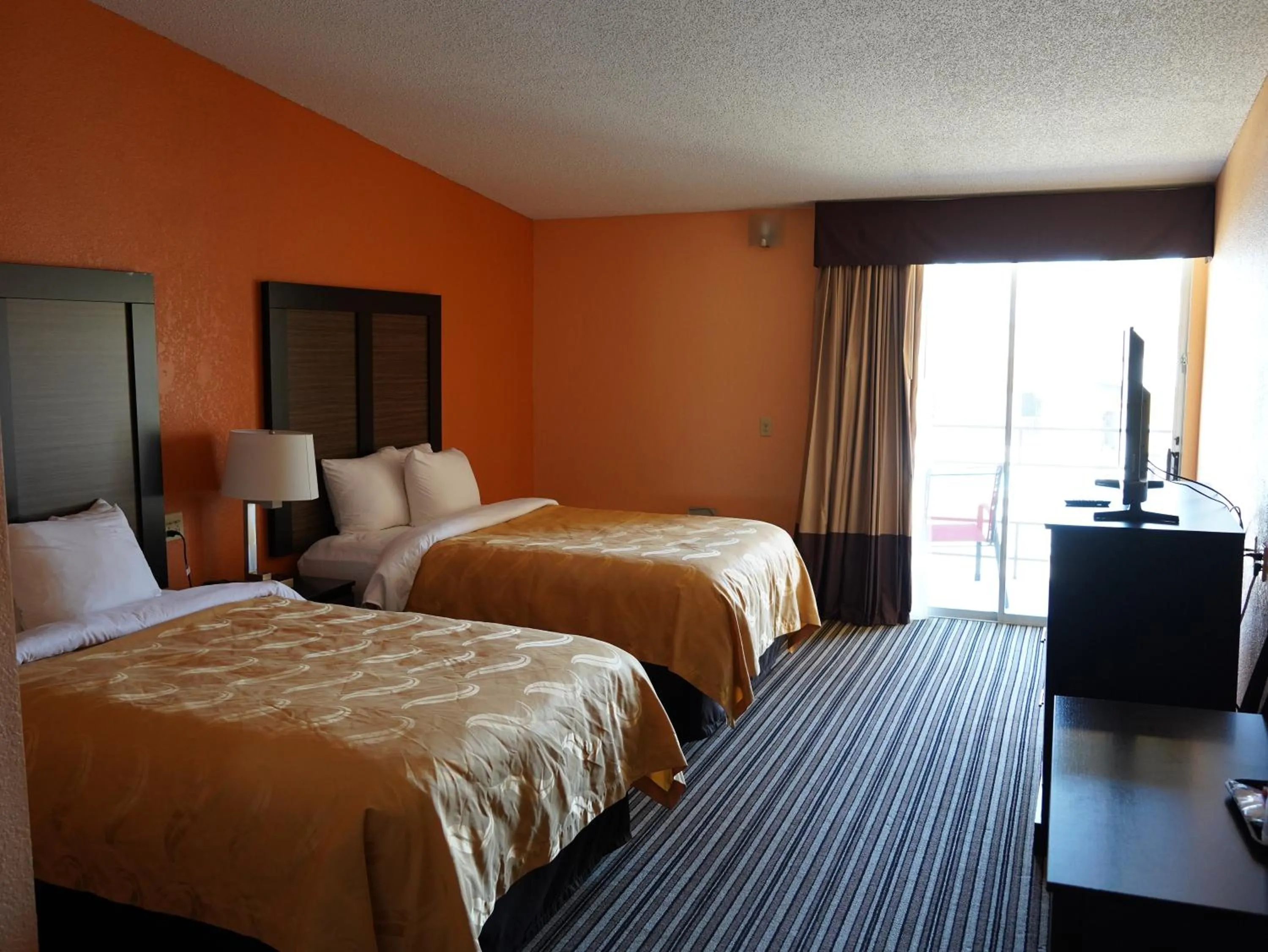 Bed in Quality Inn Aberdeen