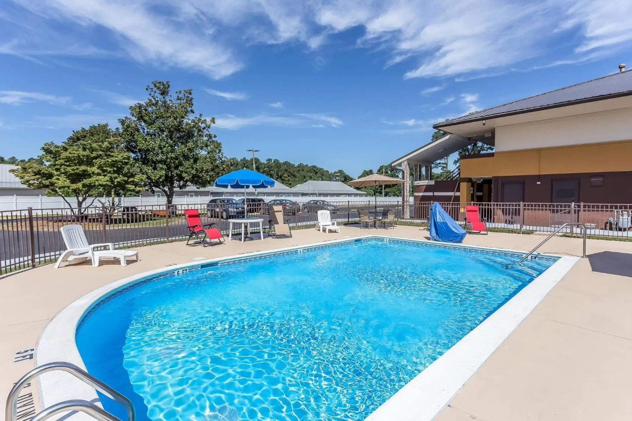 Swimming pool in Quality Inn Aberdeen