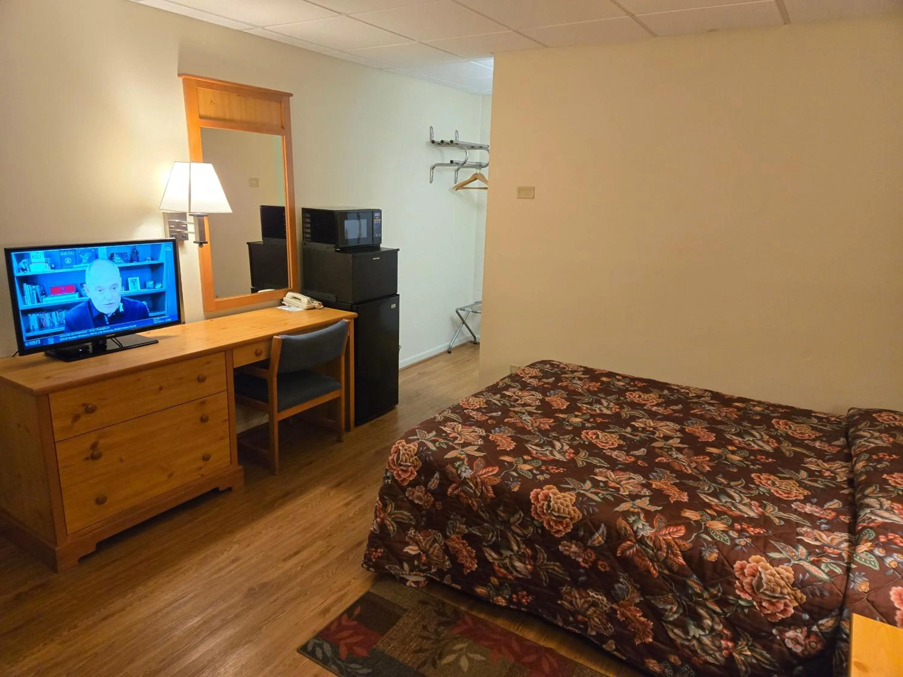 Bed in Travelers Lodge Marshall