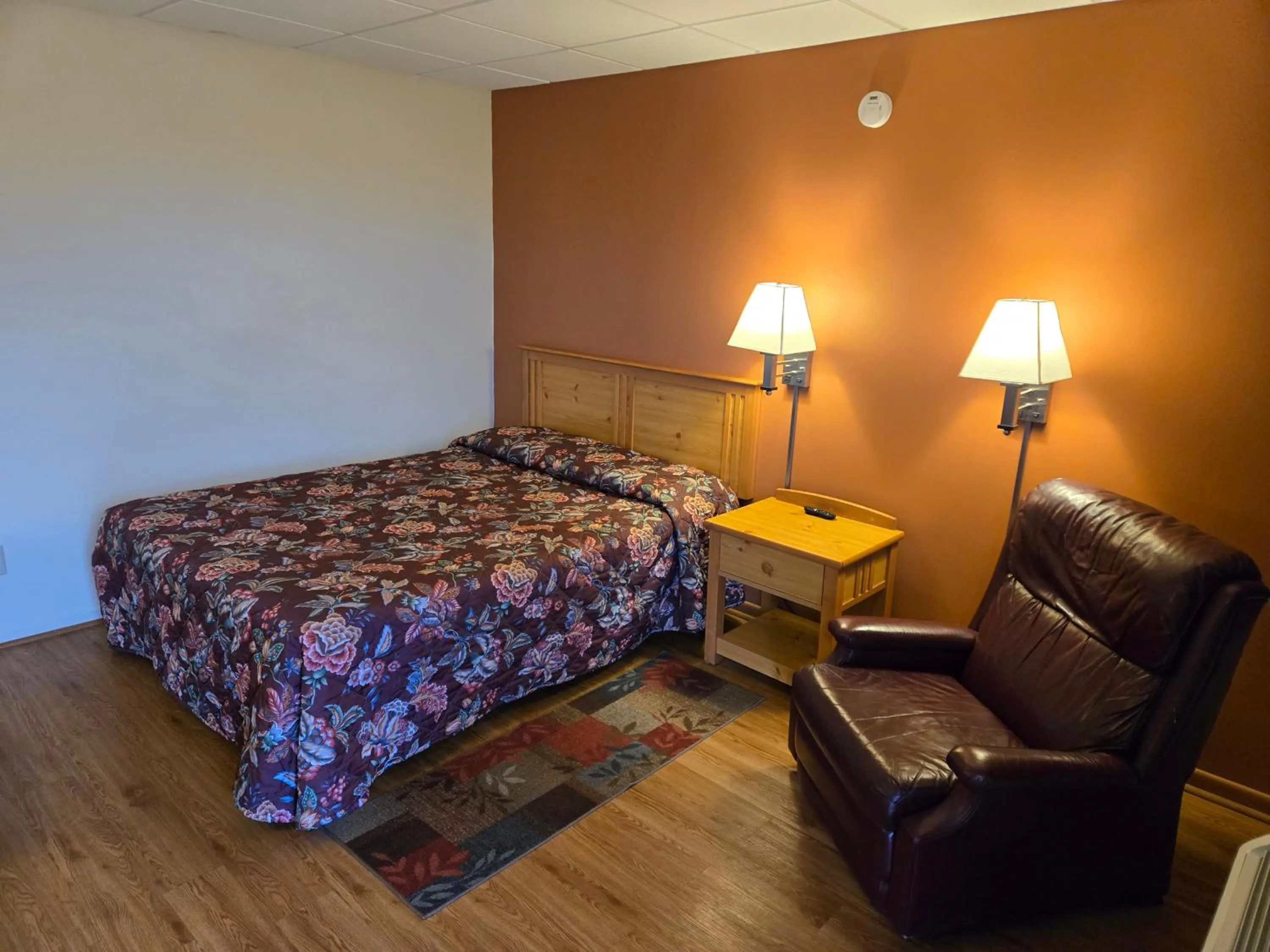 Bed in Travelers Lodge Marshall