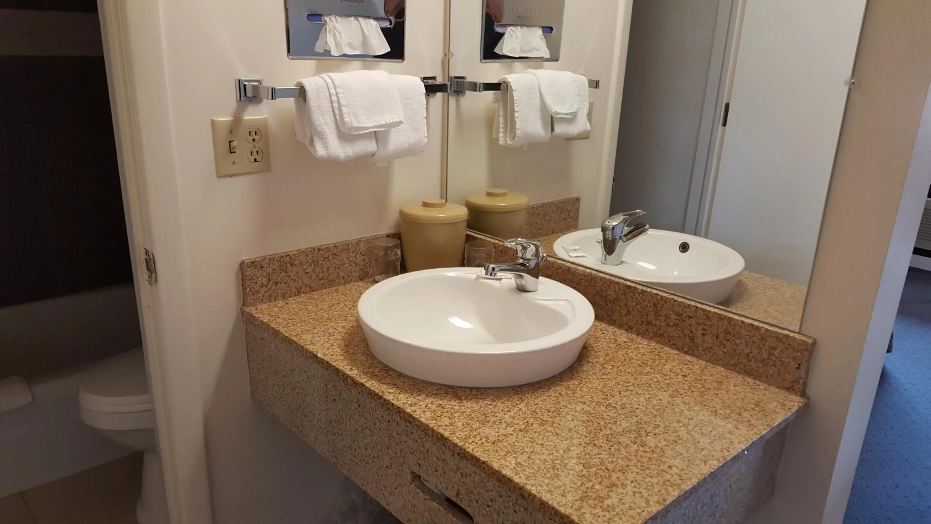 Bathroom in Travelers Lodge Marshall