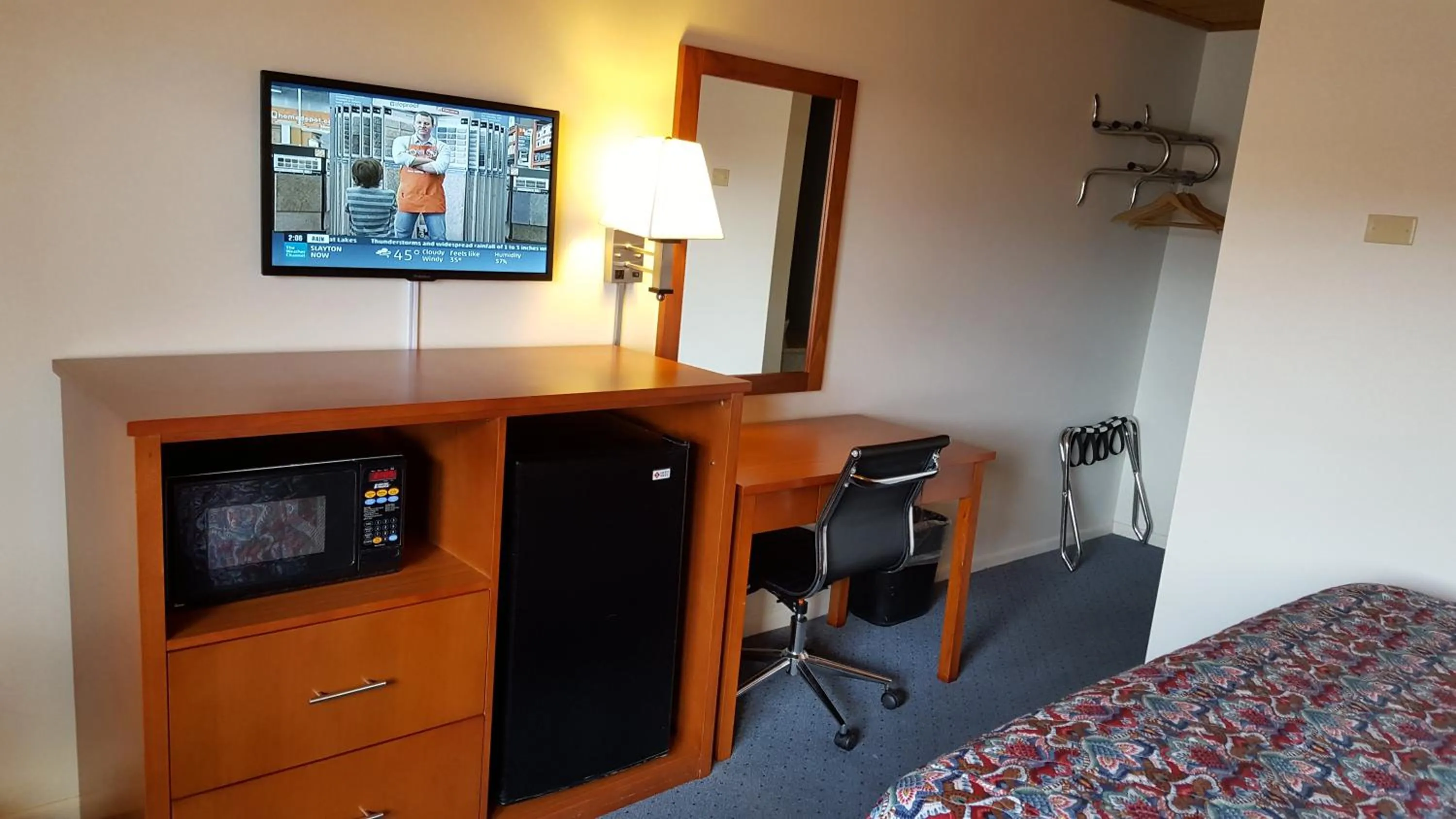 Bedroom, Bed in Travelers Lodge Marshall