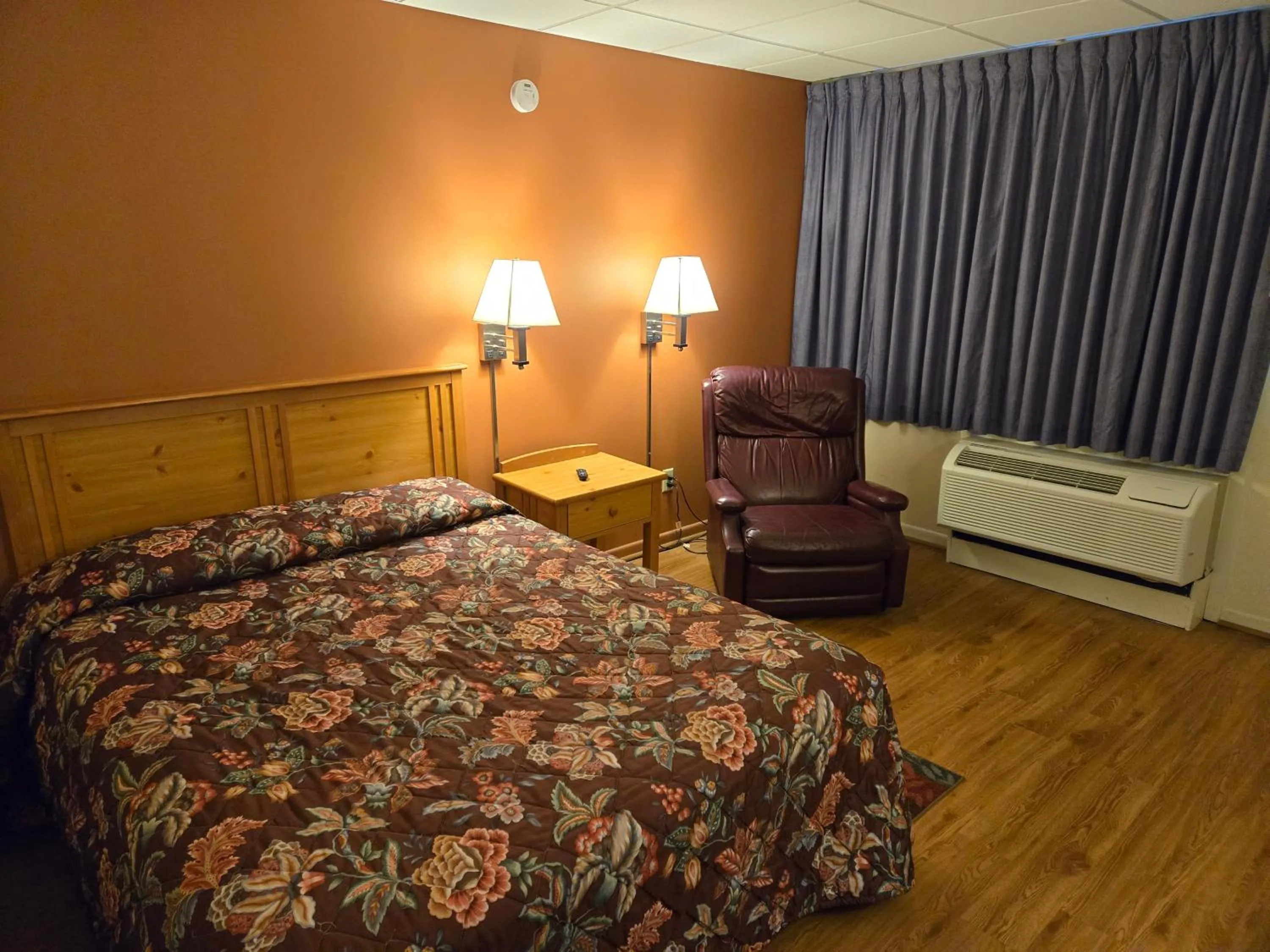 Bed in Travelers Lodge Marshall