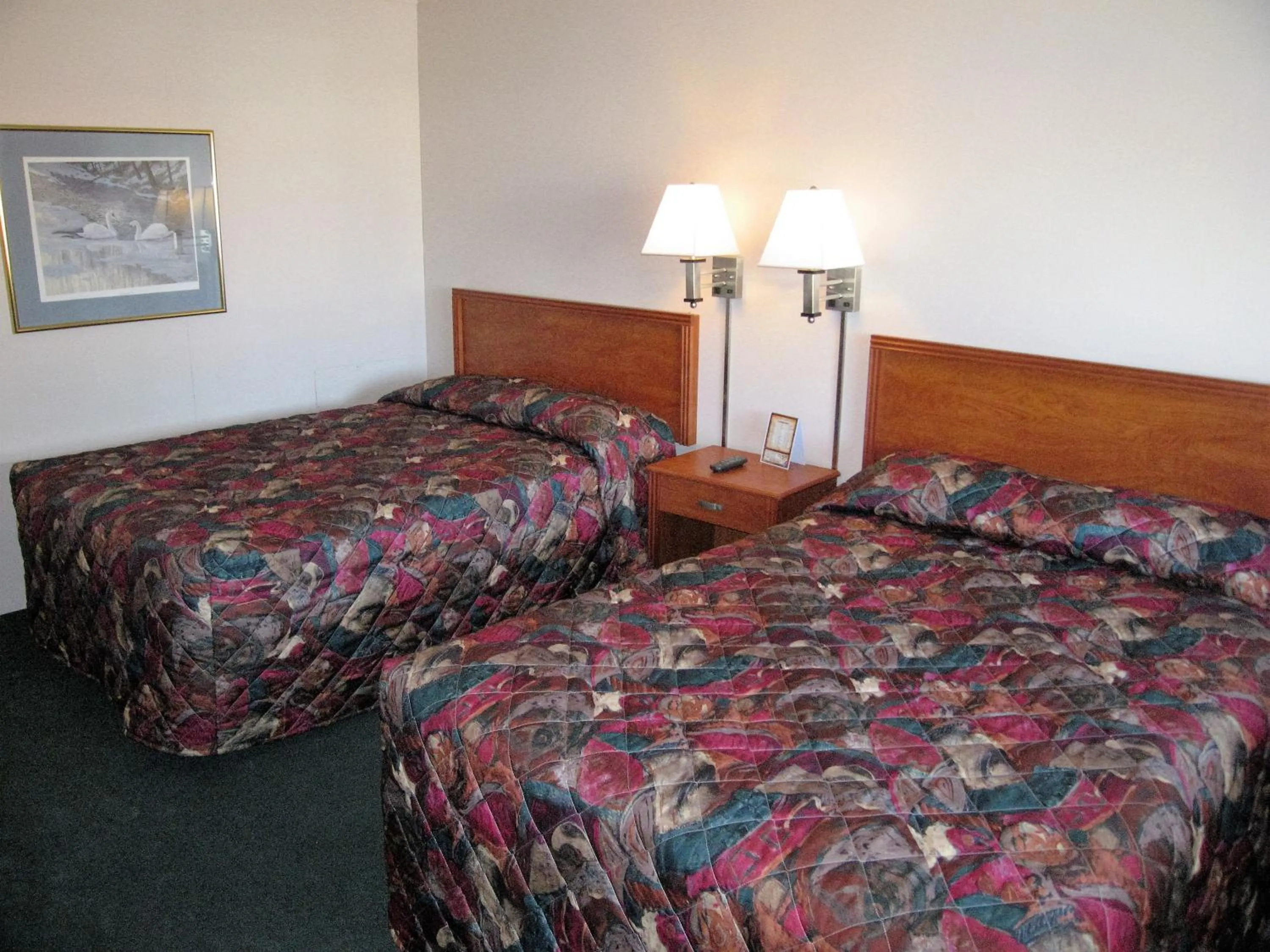 Bedroom, Bed in Travelers Lodge Marshall