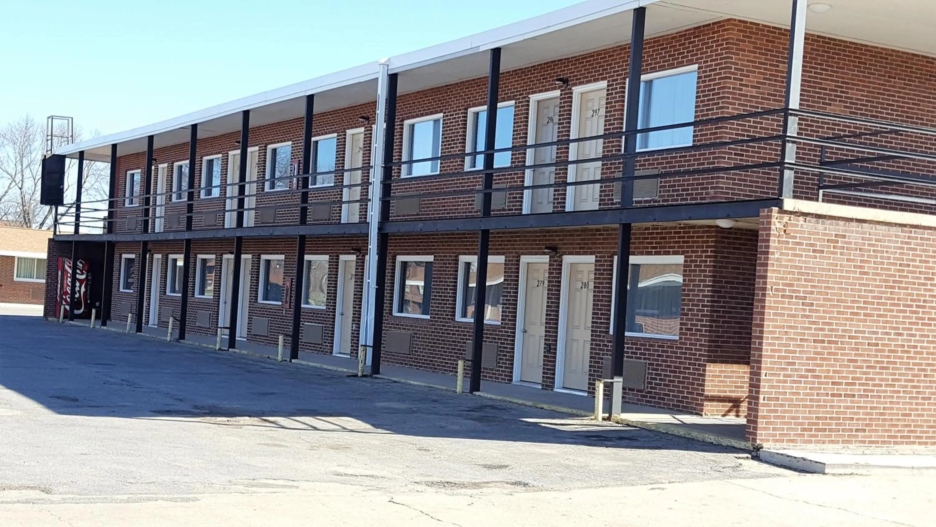 Property building in Travelers Lodge Marshall