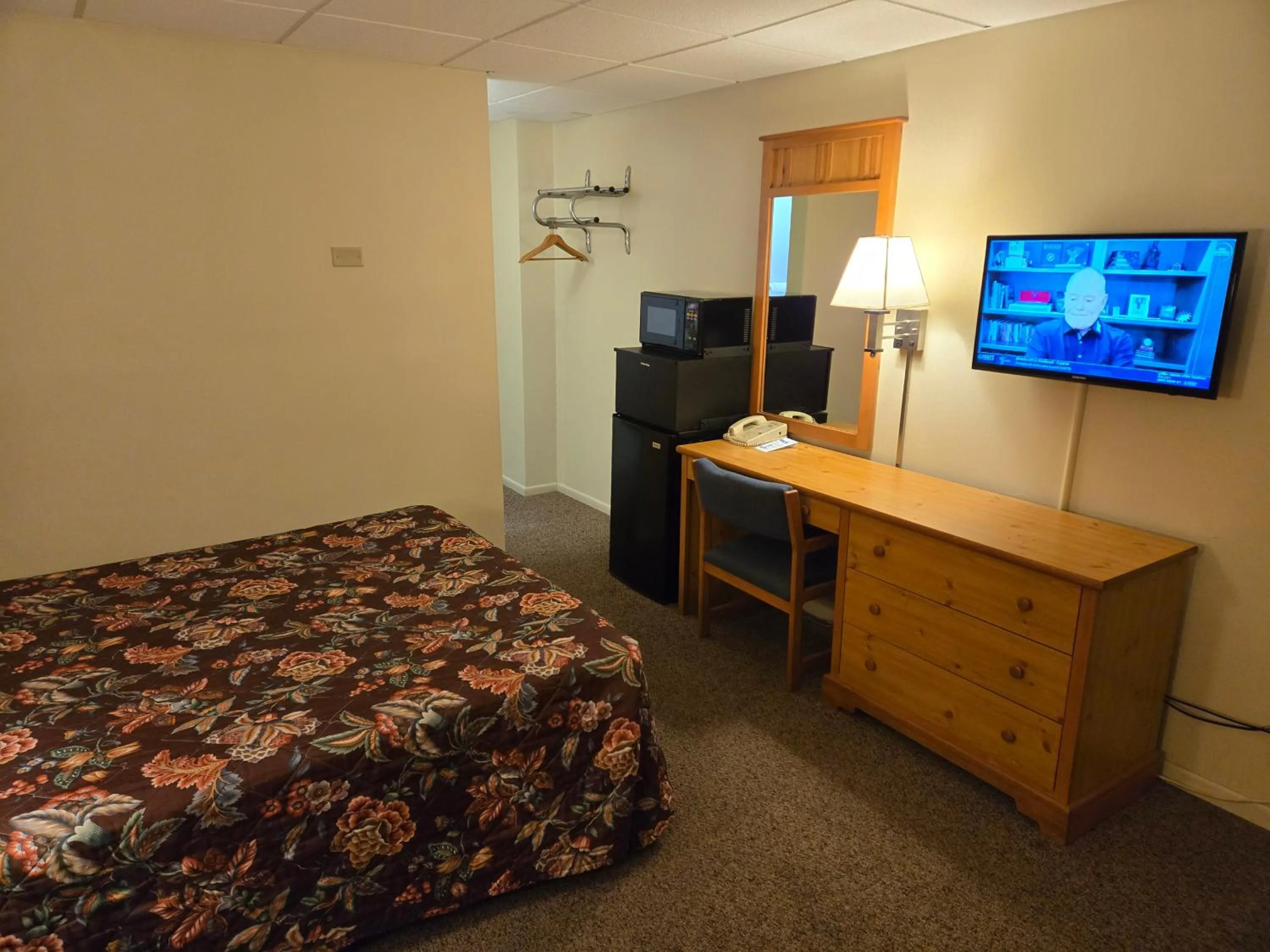 Bed in Travelers Lodge Marshall