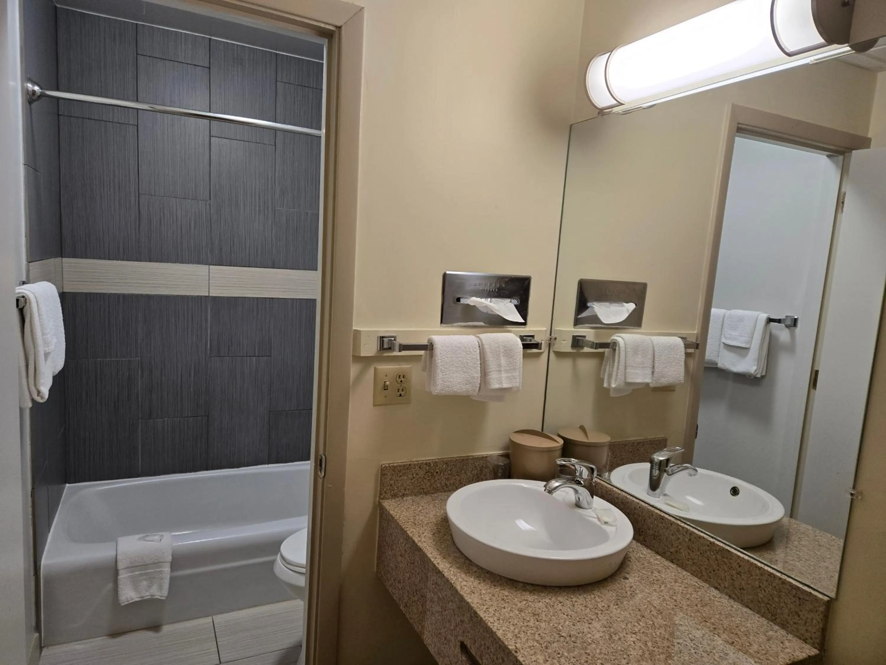 Queen Room - Non-Smoking in Travelers Lodge Marshall