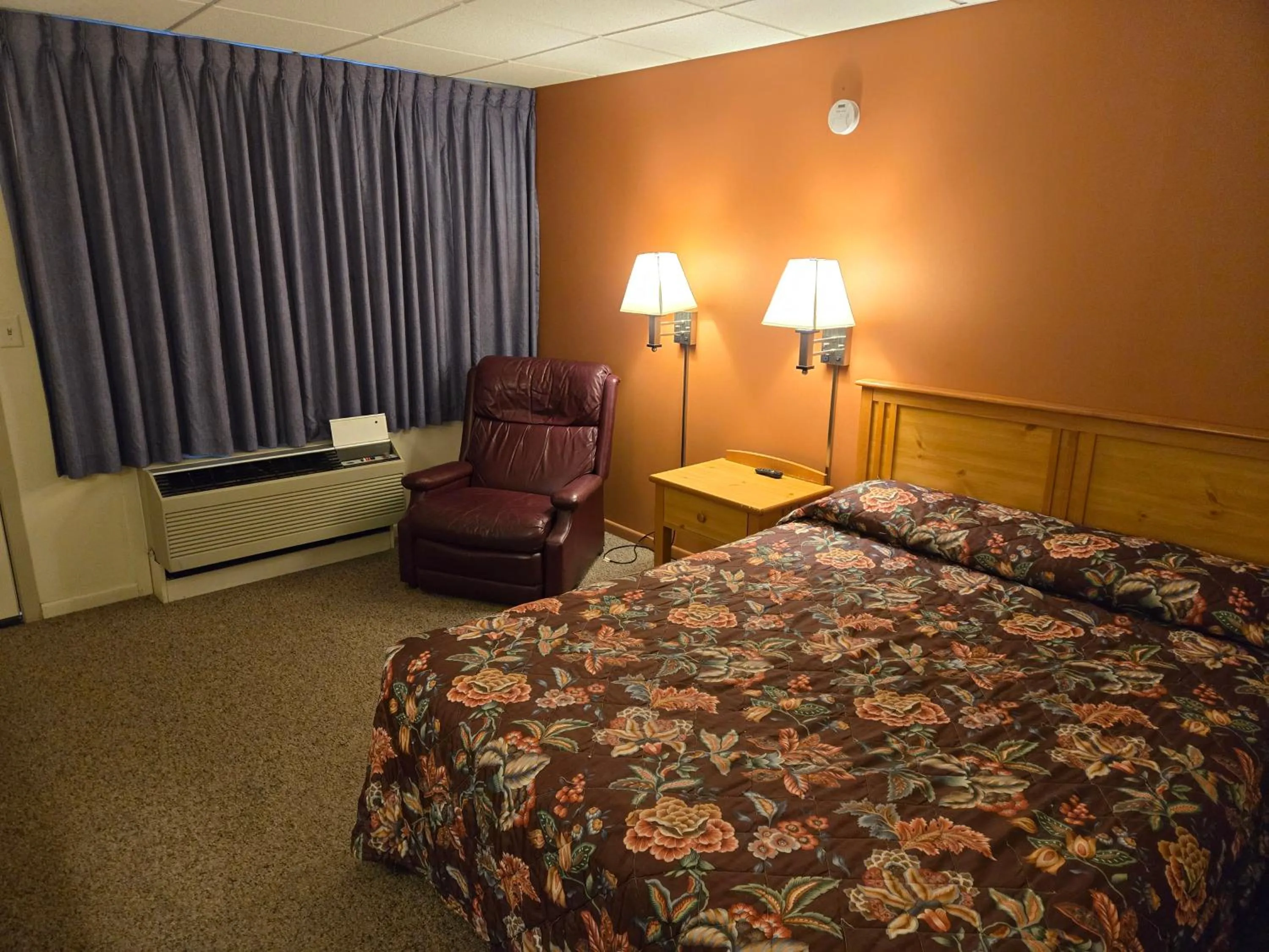 Bed in Travelers Lodge Marshall