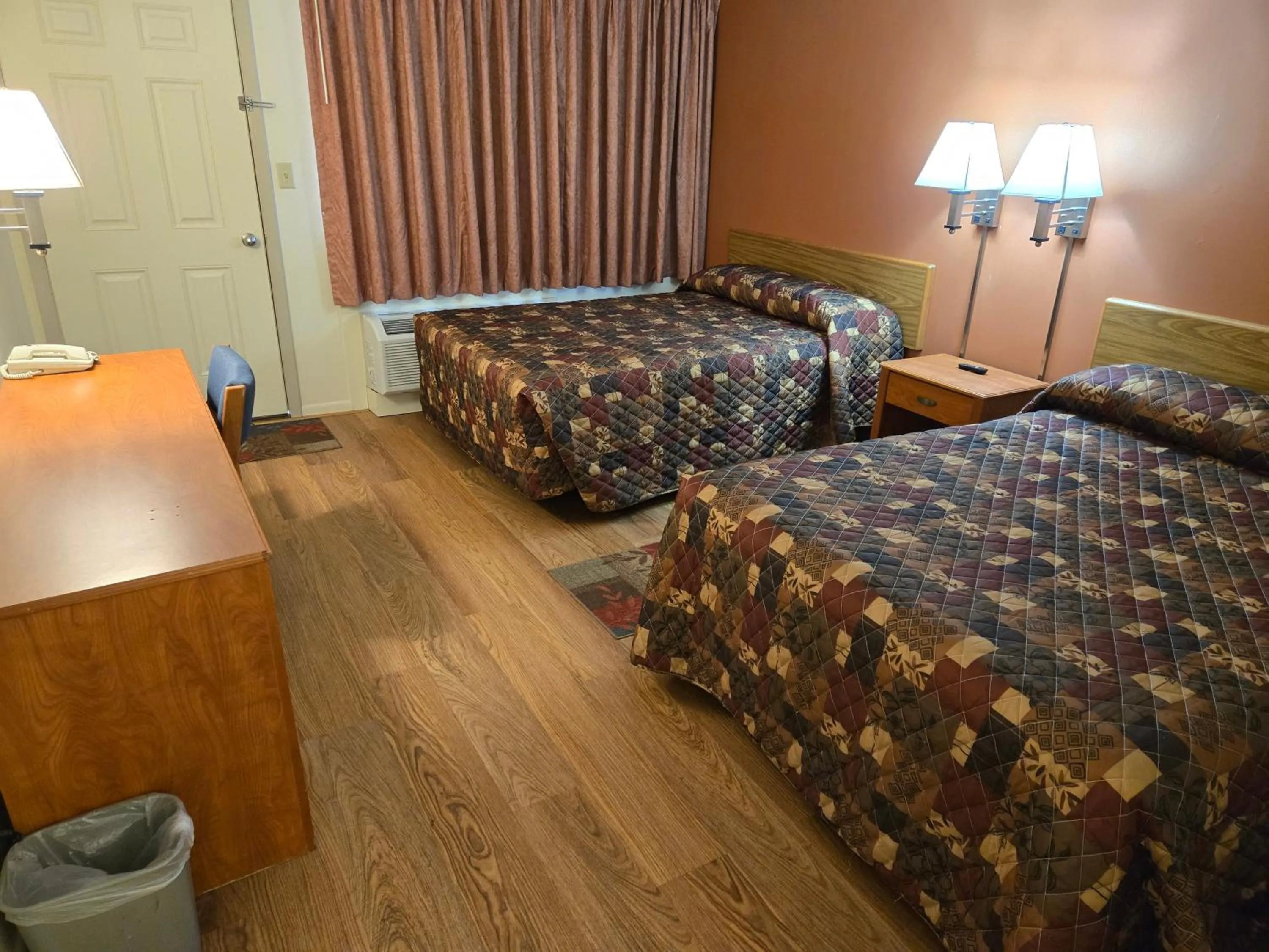 Bed in Travelers Lodge Marshall