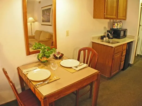 Dining area in Rosemont Suites