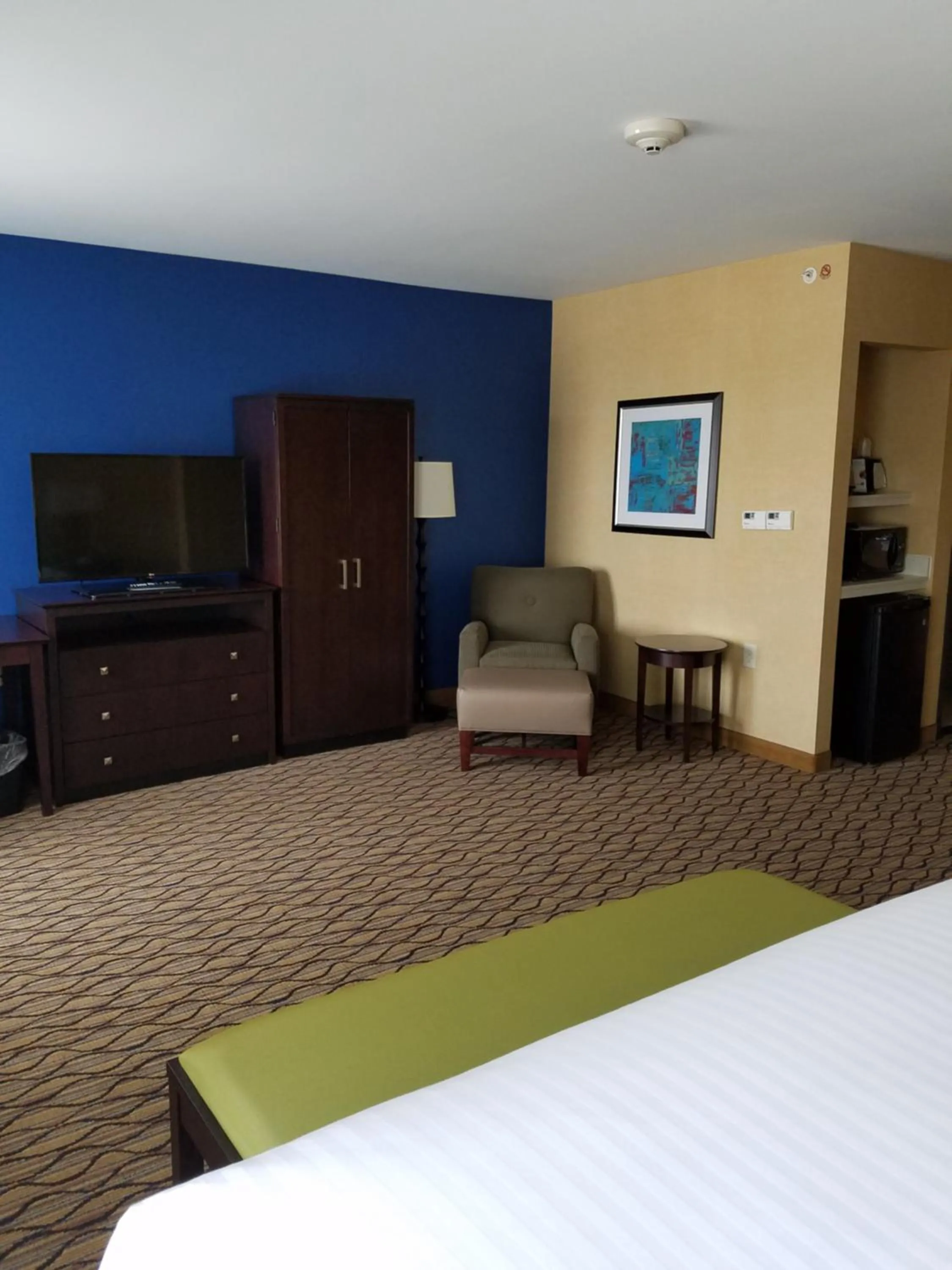 TV and multimedia, Bed in Holiday Inn Express Bordentown - Trenton South by IHG