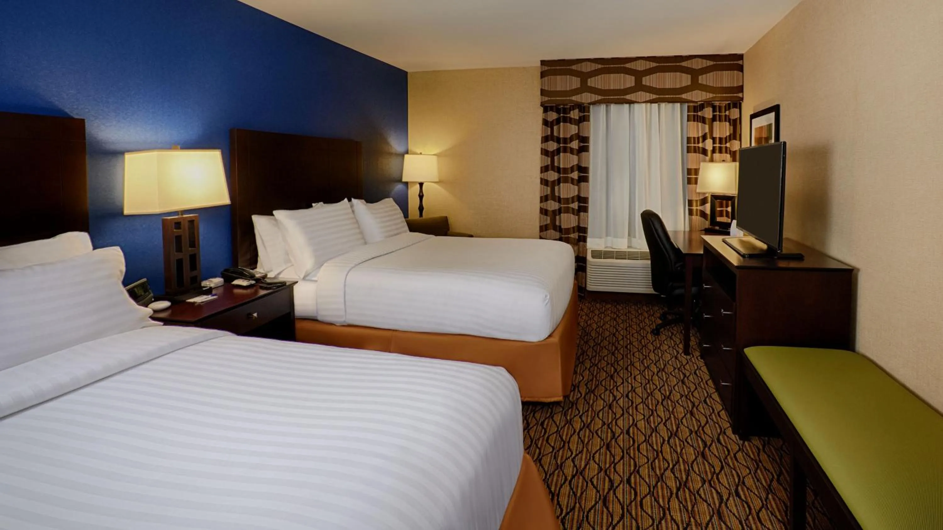 Photo of the whole room, Bed in Holiday Inn Express Bordentown - Trenton South by IHG