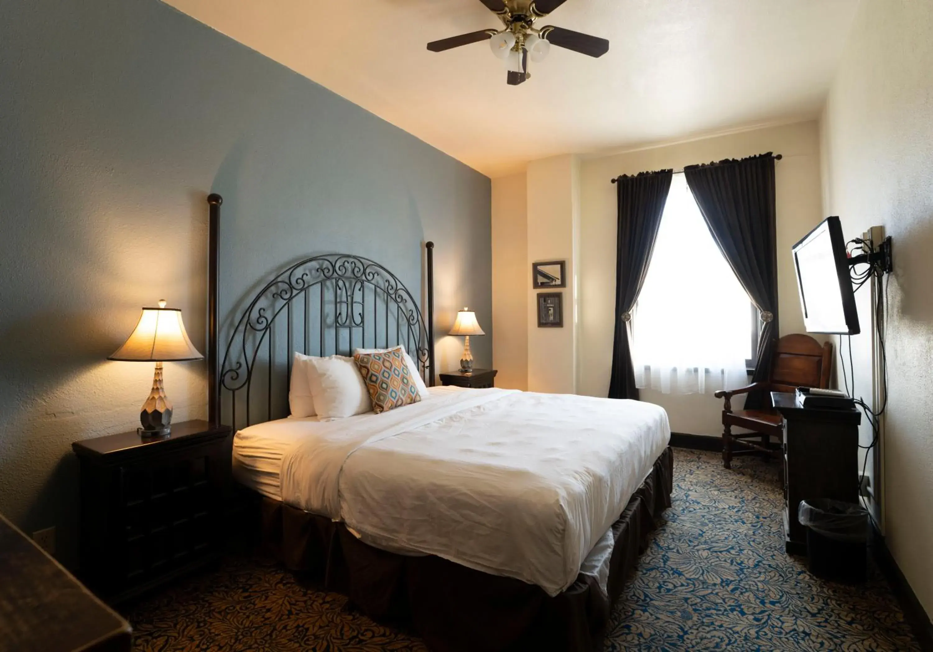 Standard King Room in The Holland Hotel Standard King Room in The Holland Hotel