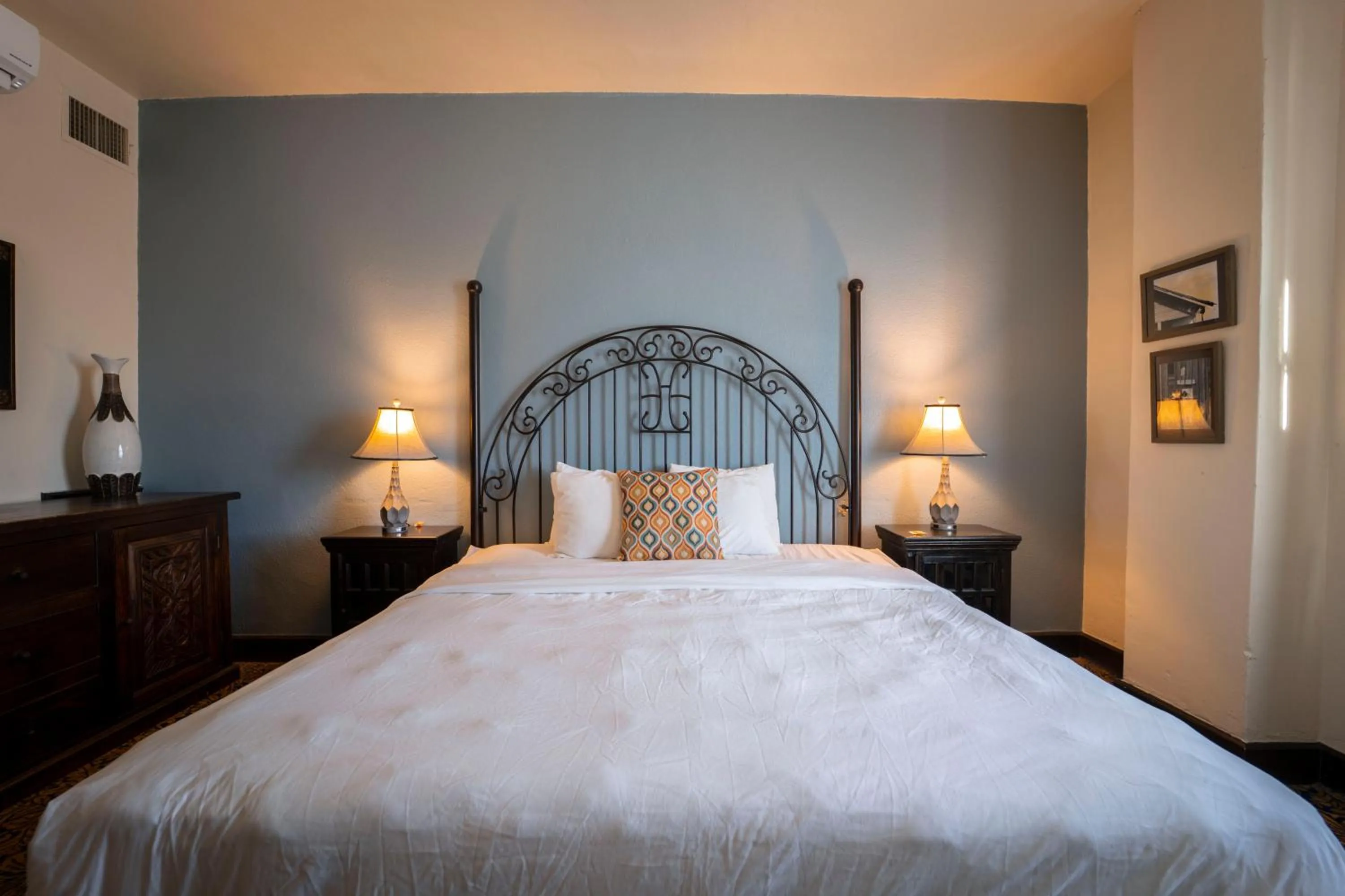 Bed in The Holland Hotel