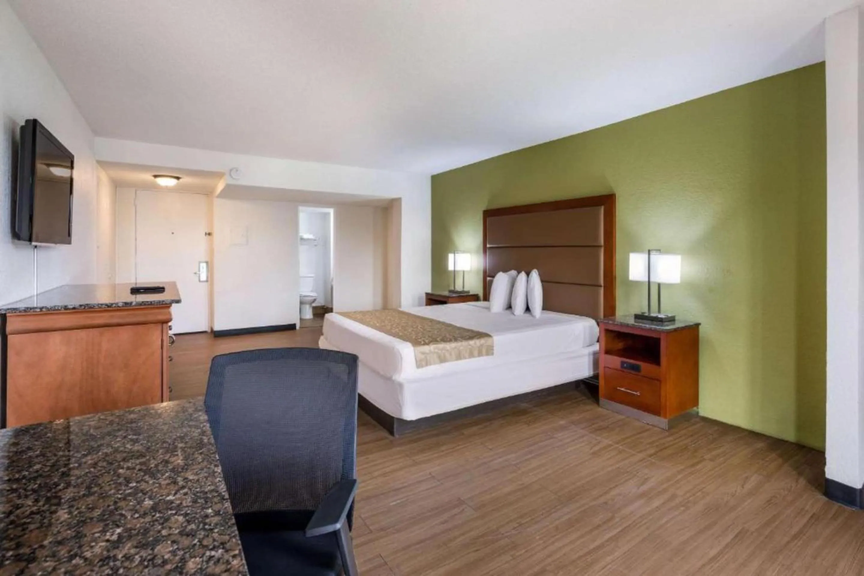 Bedroom, Bed in OYO Hotel Orlando Airport