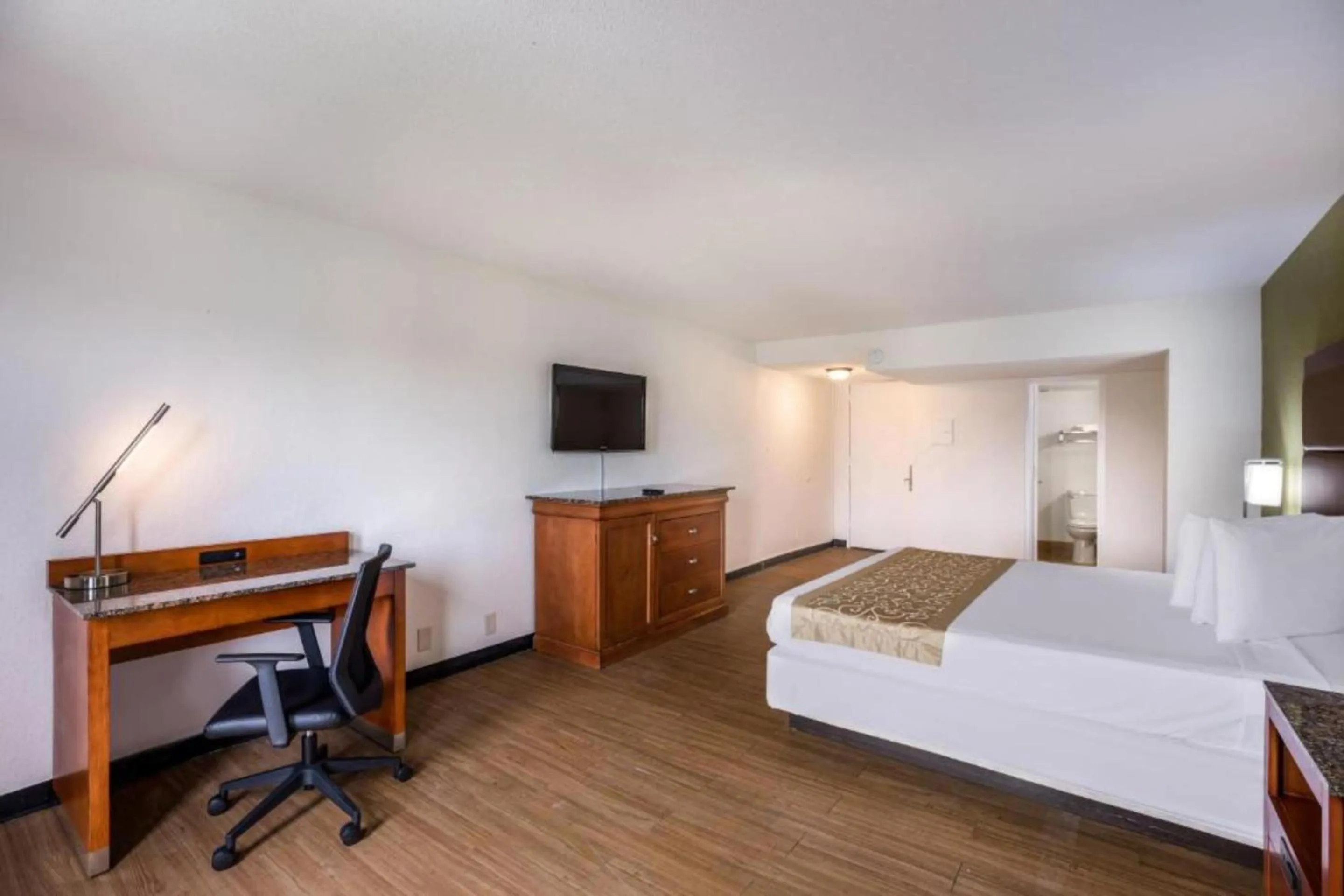 Bedroom, Bed in OYO Hotel Orlando Airport