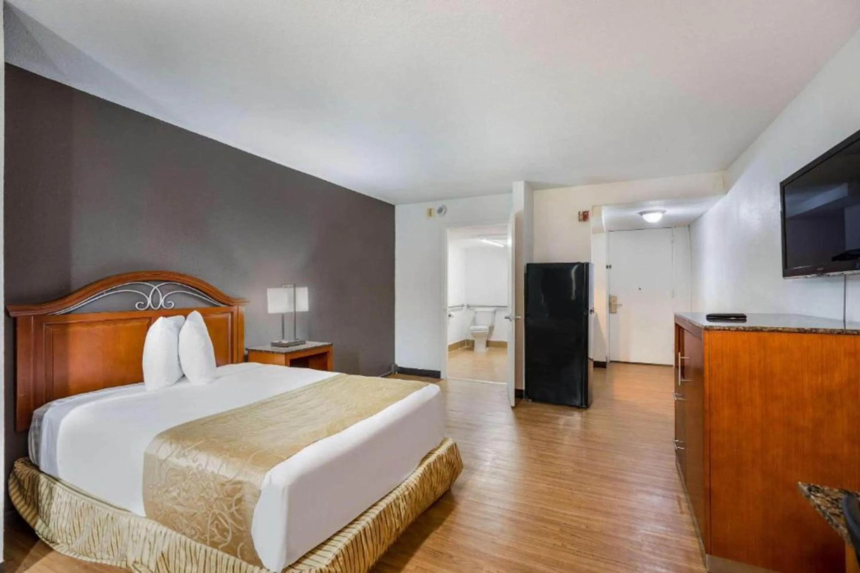 Bedroom, Bed in OYO Hotel Orlando Airport