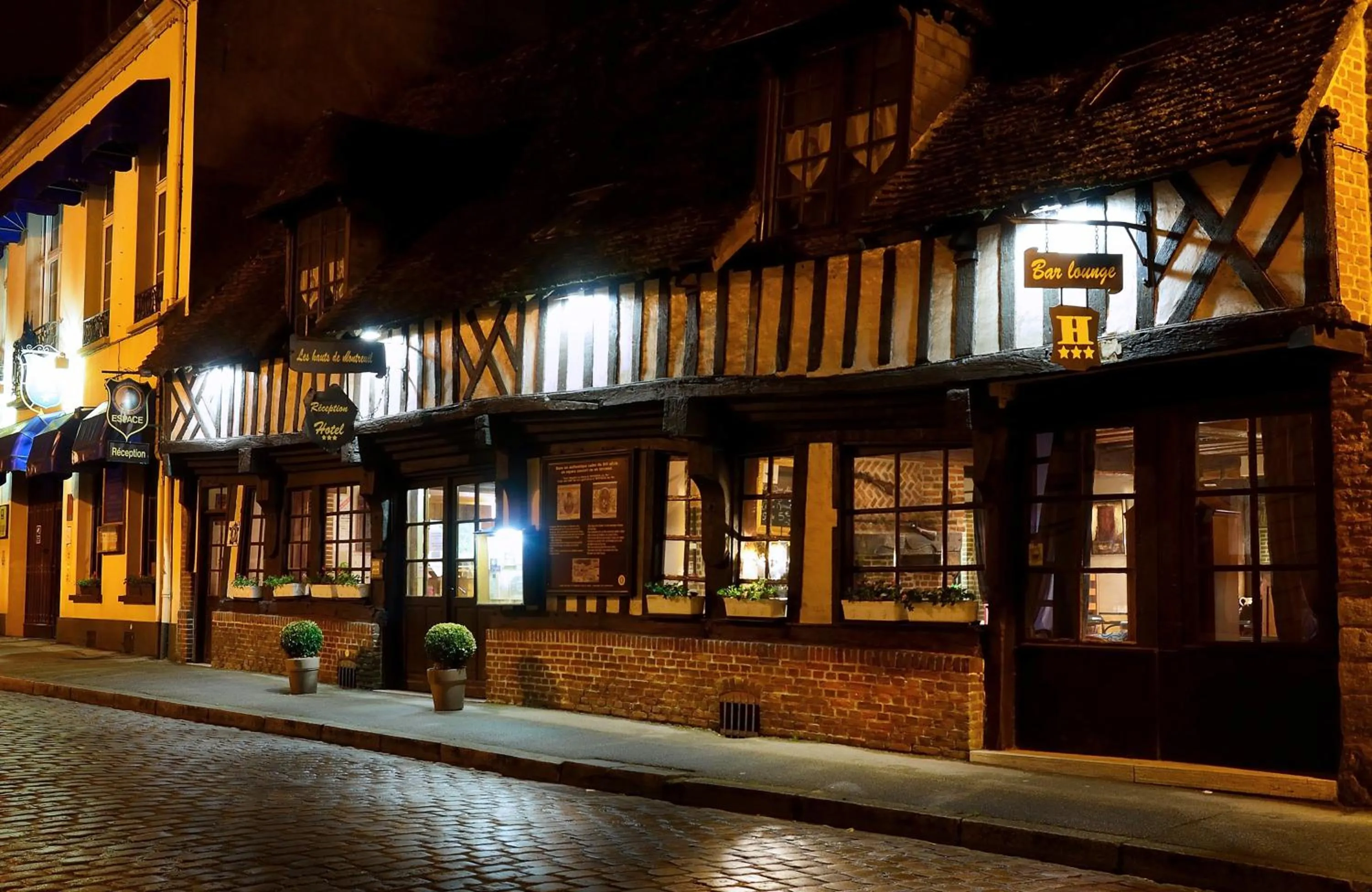 Facade/entrance in Logis Hôtel & Restaurant - Les Hauts de Montreuil