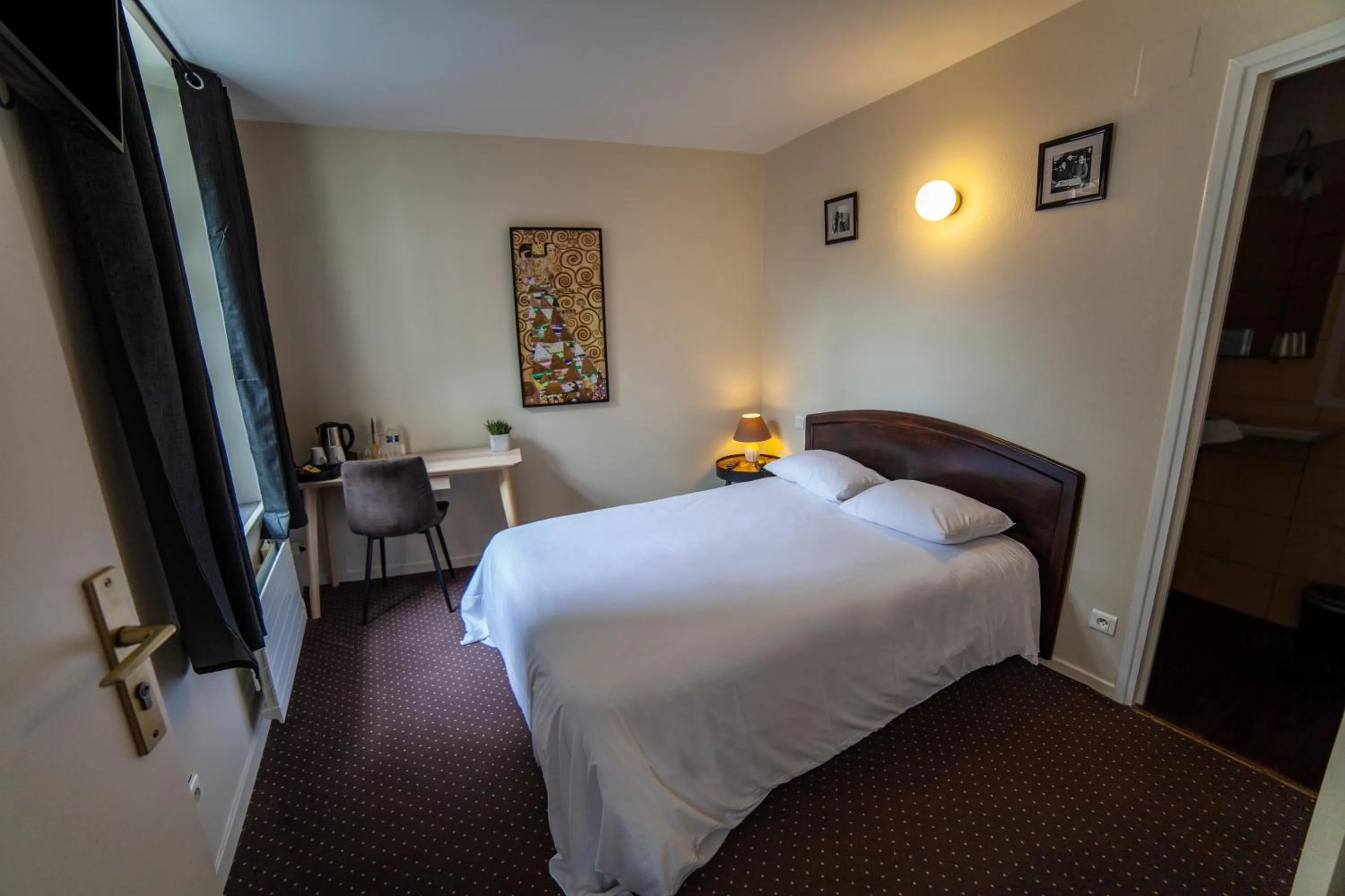 Bed in Logis Hôtel & Restaurant - Les Hauts de Montreuil