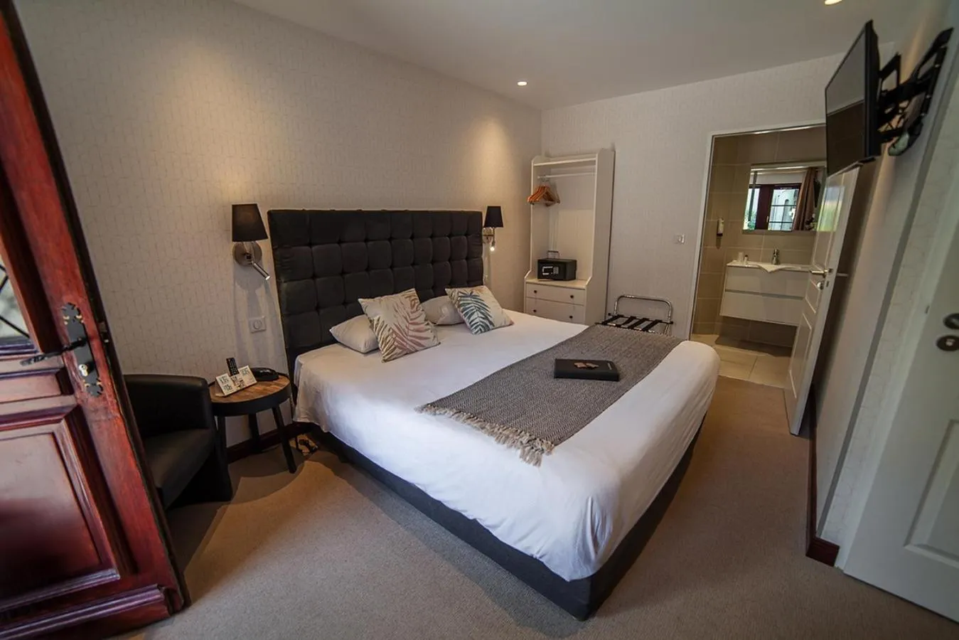 Bed in Logis Hôtel & Restaurant - Les Hauts de Montreuil