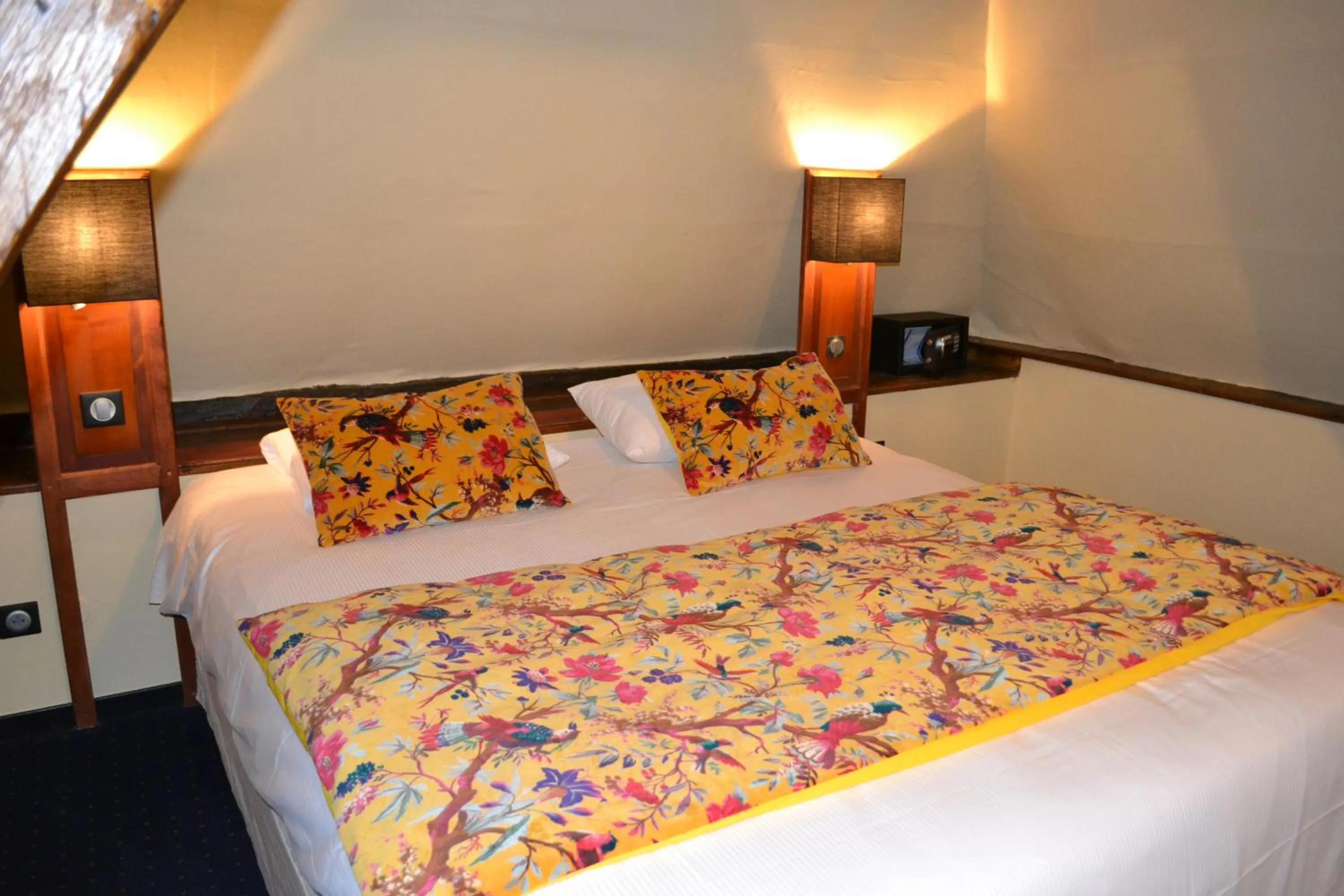 Bed in Logis Hôtel & Restaurant - Les Hauts de Montreuil