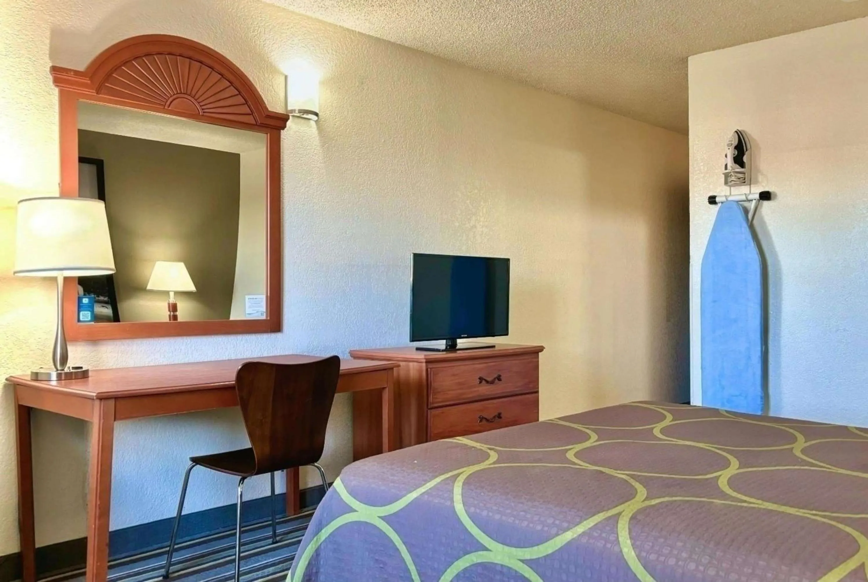 Photo of the whole room, Bed in Super 8 by Wyndham Colorado Springs/Afa Area