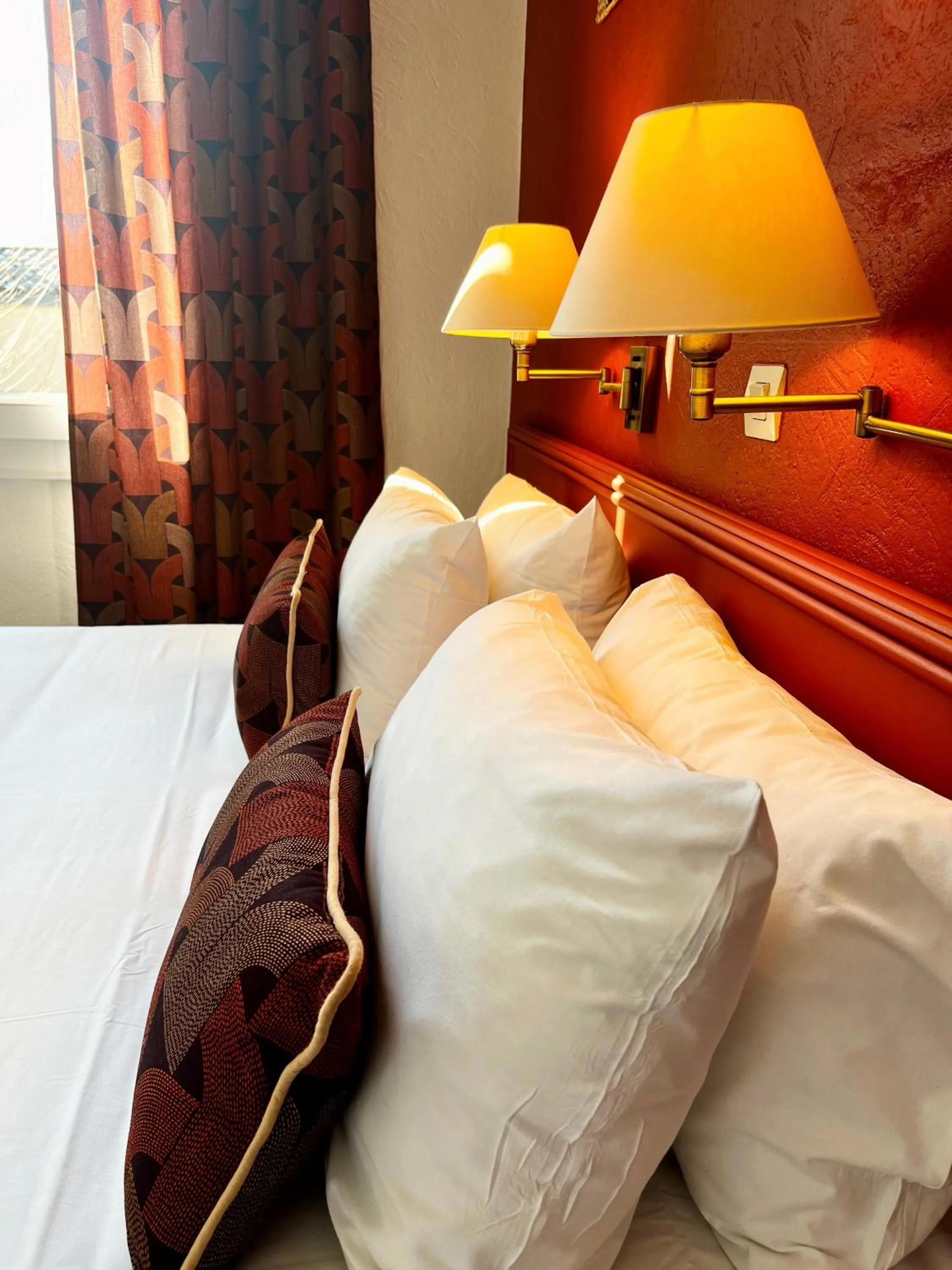 Decorative detail, Bed in Cit'Hotel Le Louvre Orange