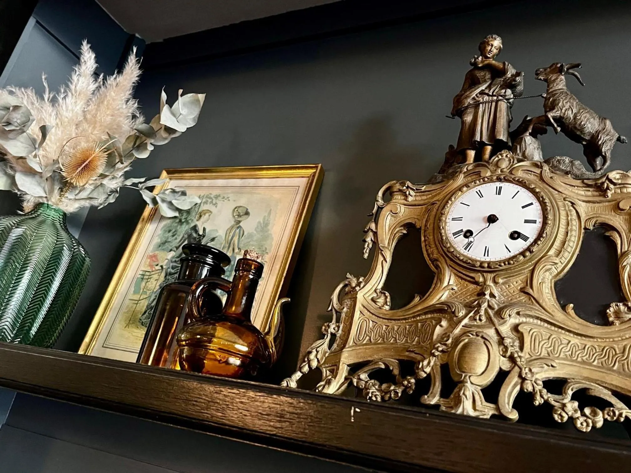 Decorative detail in Cit'Hotel Le Louvre Orange