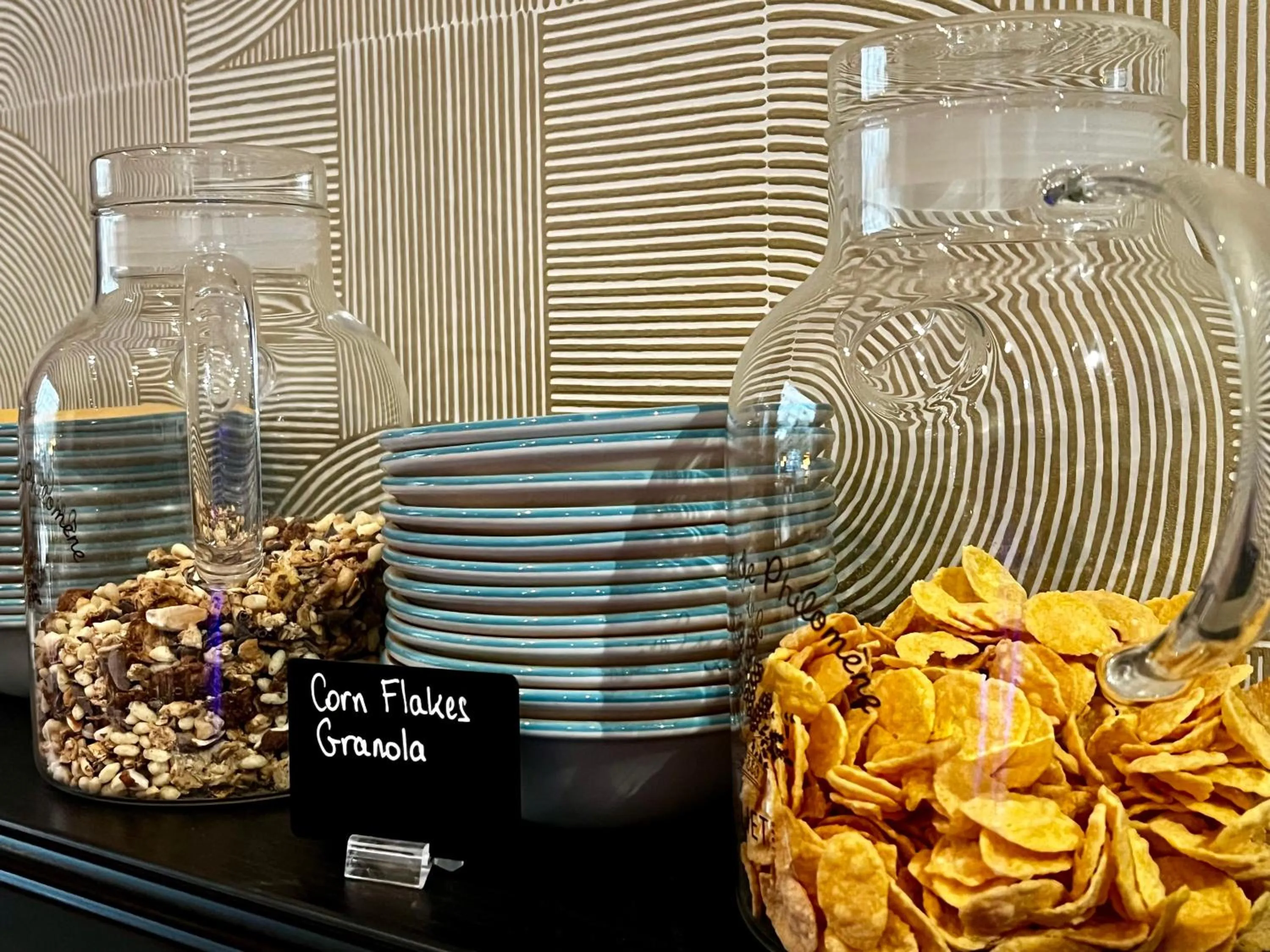 Buffet breakfast in Cit'Hotel Le Louvre Orange