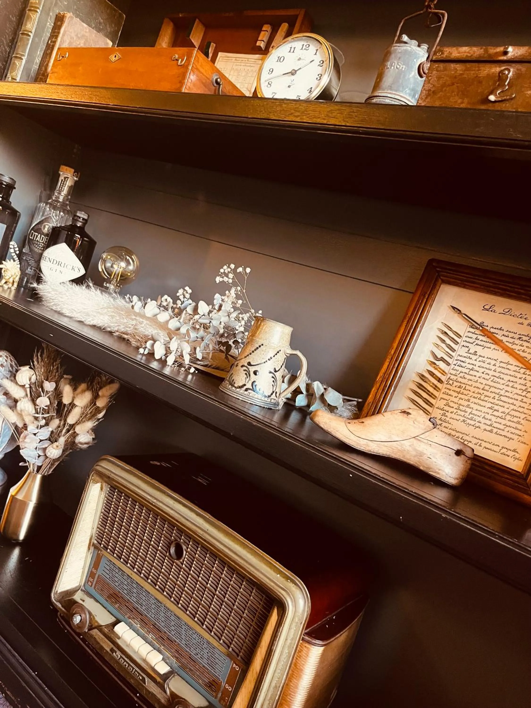 Decorative detail in Cit'Hotel Le Louvre Orange