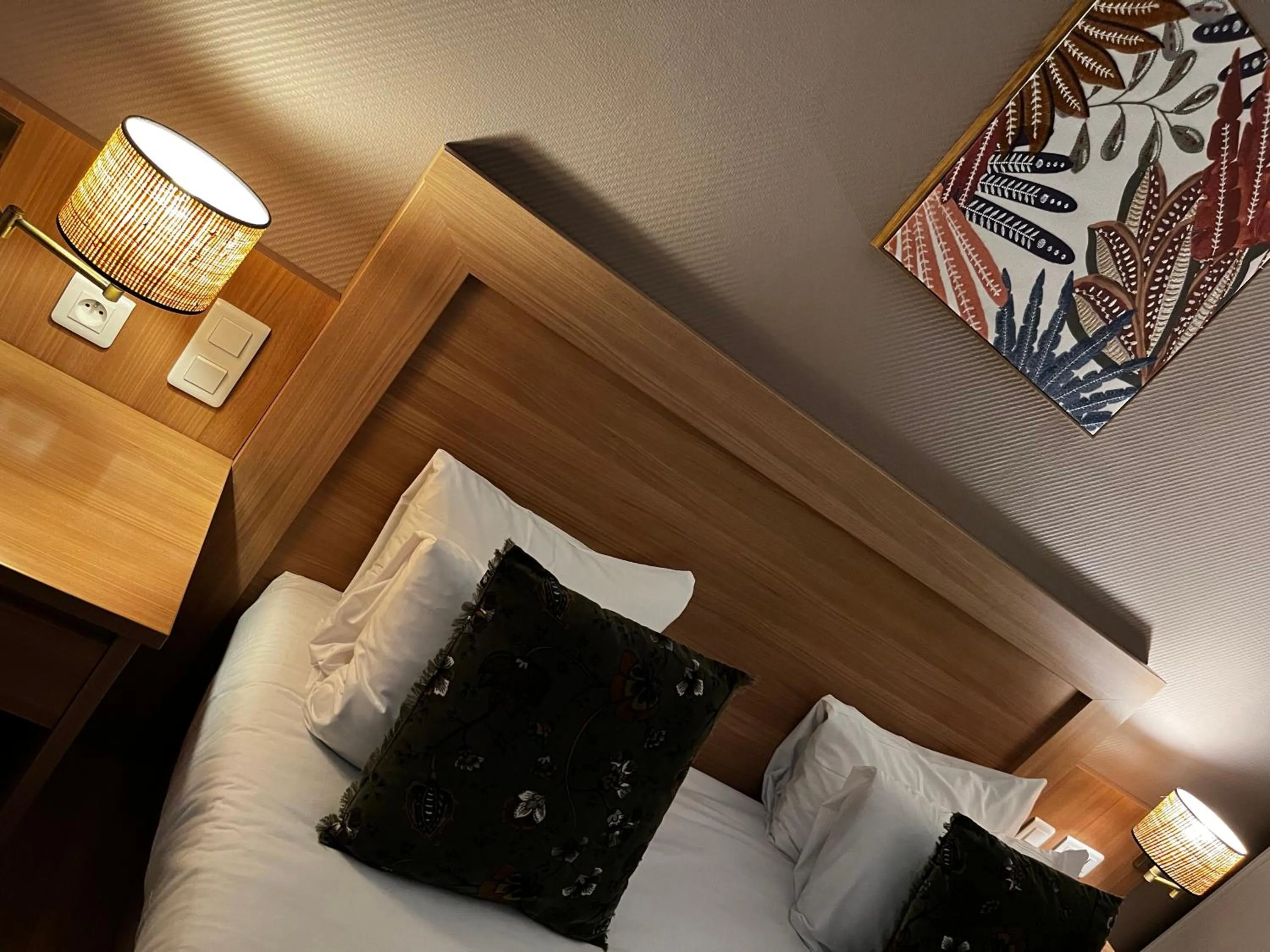 Night, Bed in Cit'Hotel Le Louvre Orange