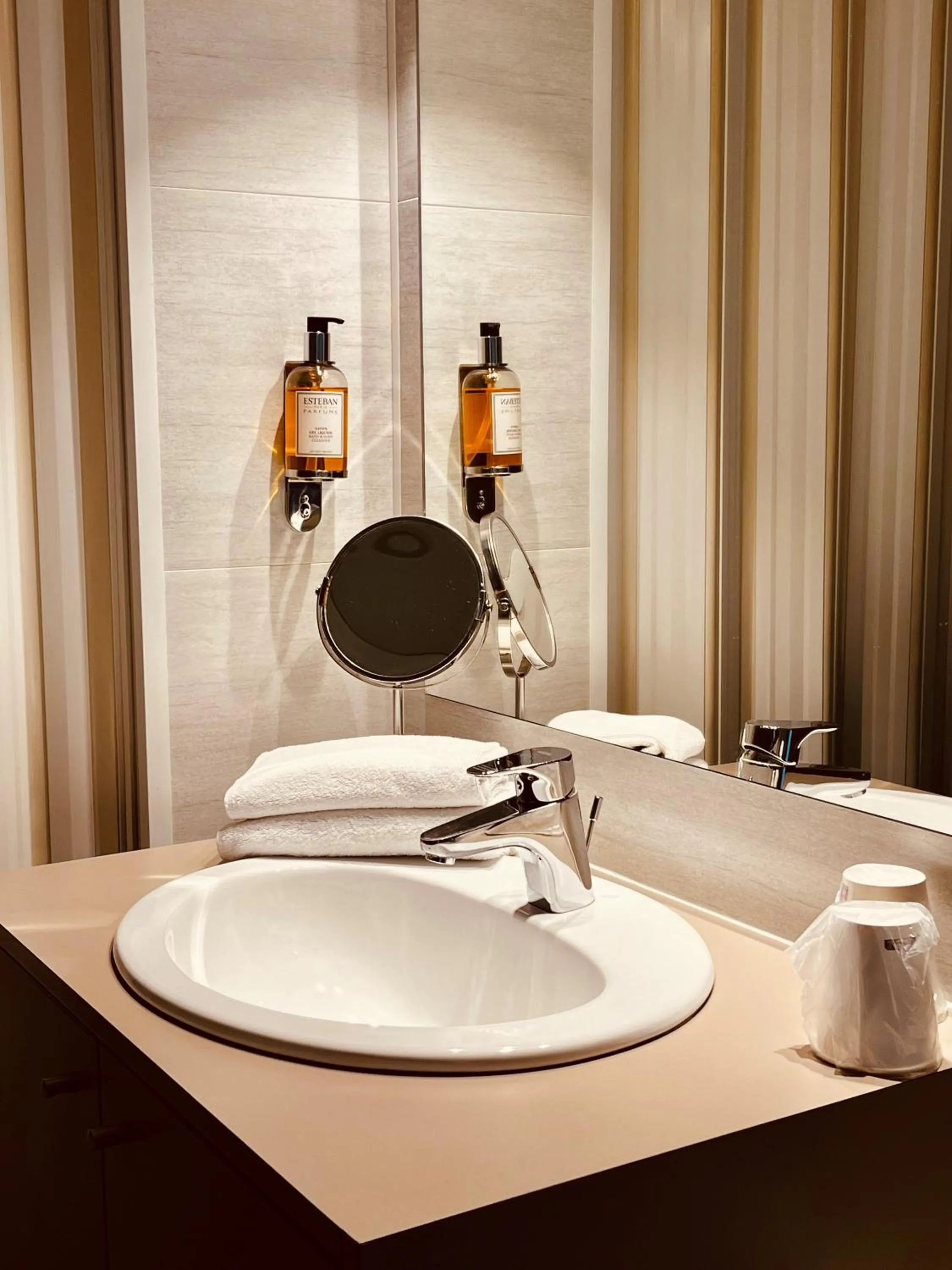 Bathroom in Cit'Hotel Le Louvre Orange