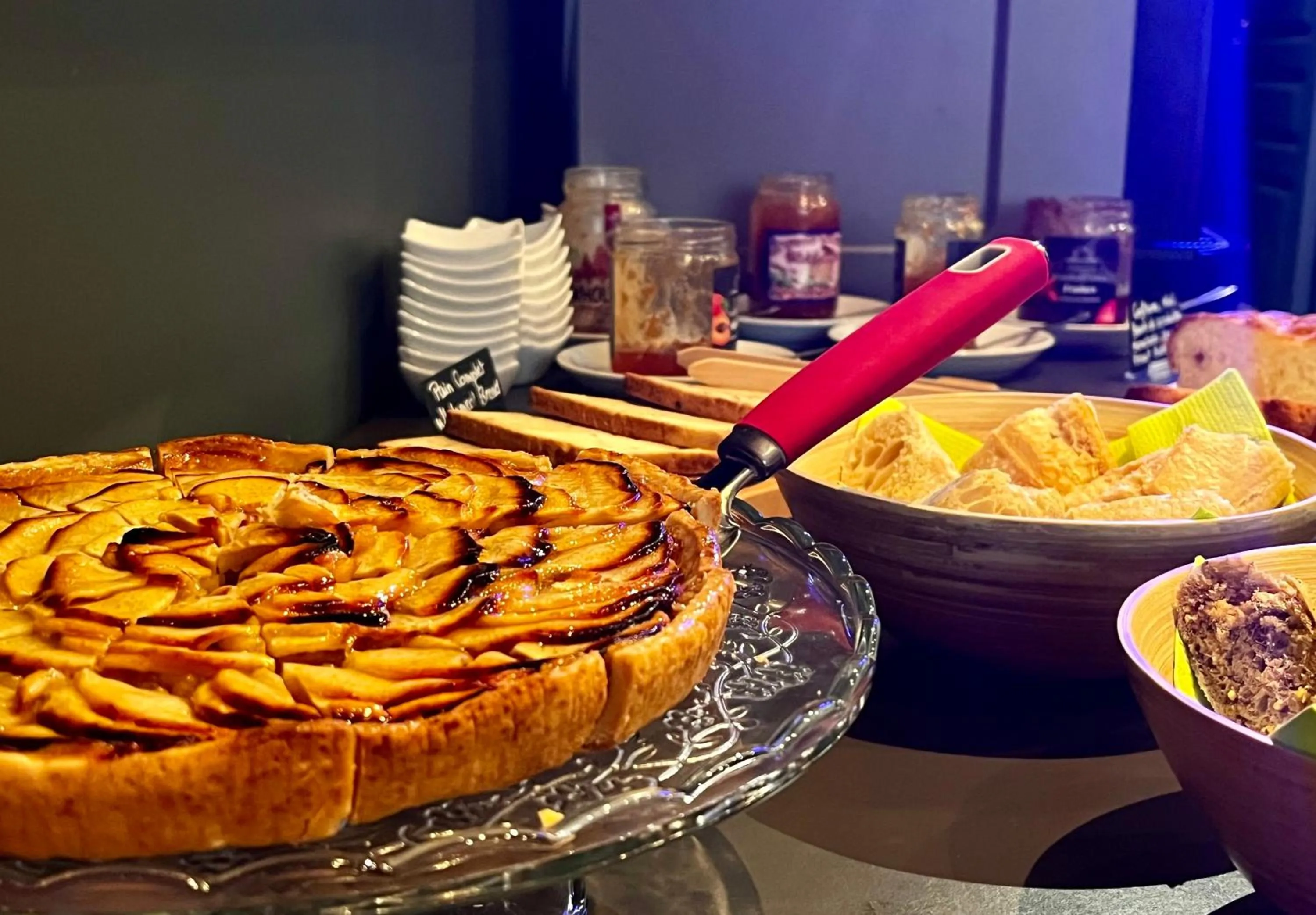 Buffet breakfast in Cit'Hotel Le Louvre Orange