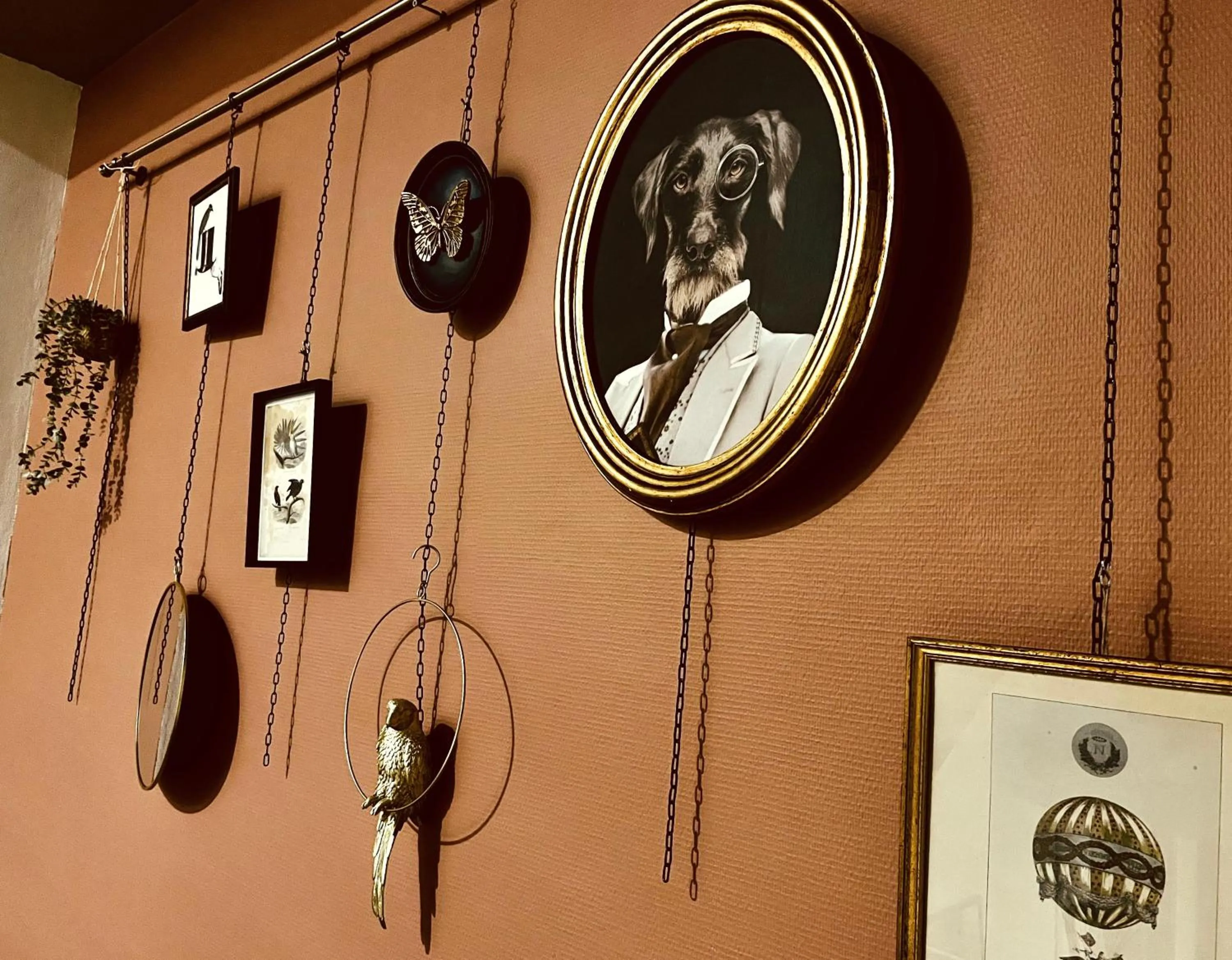 Decorative detail in Cit'Hotel Le Louvre Orange