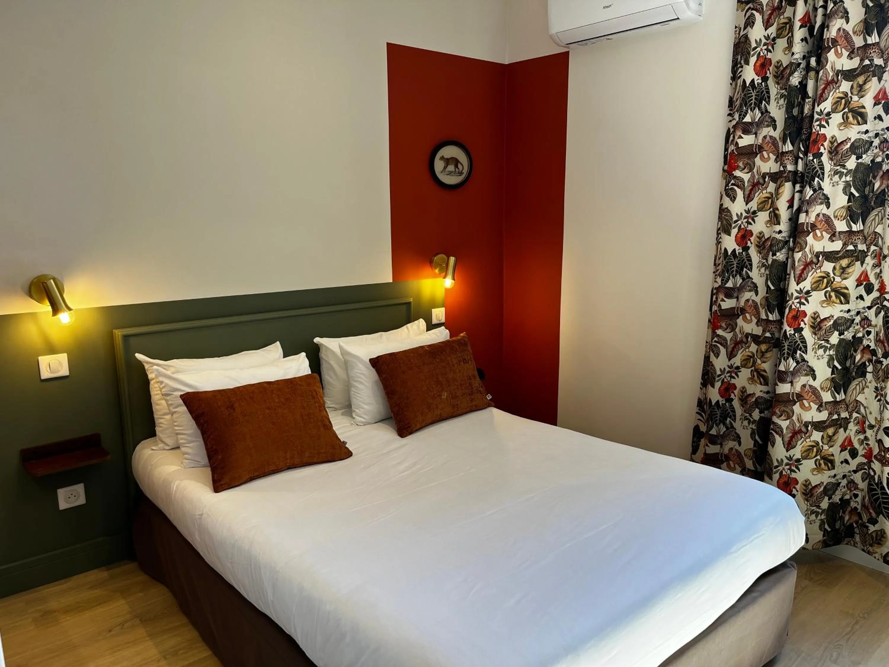 Bed in Cit'Hotel Le Louvre Orange