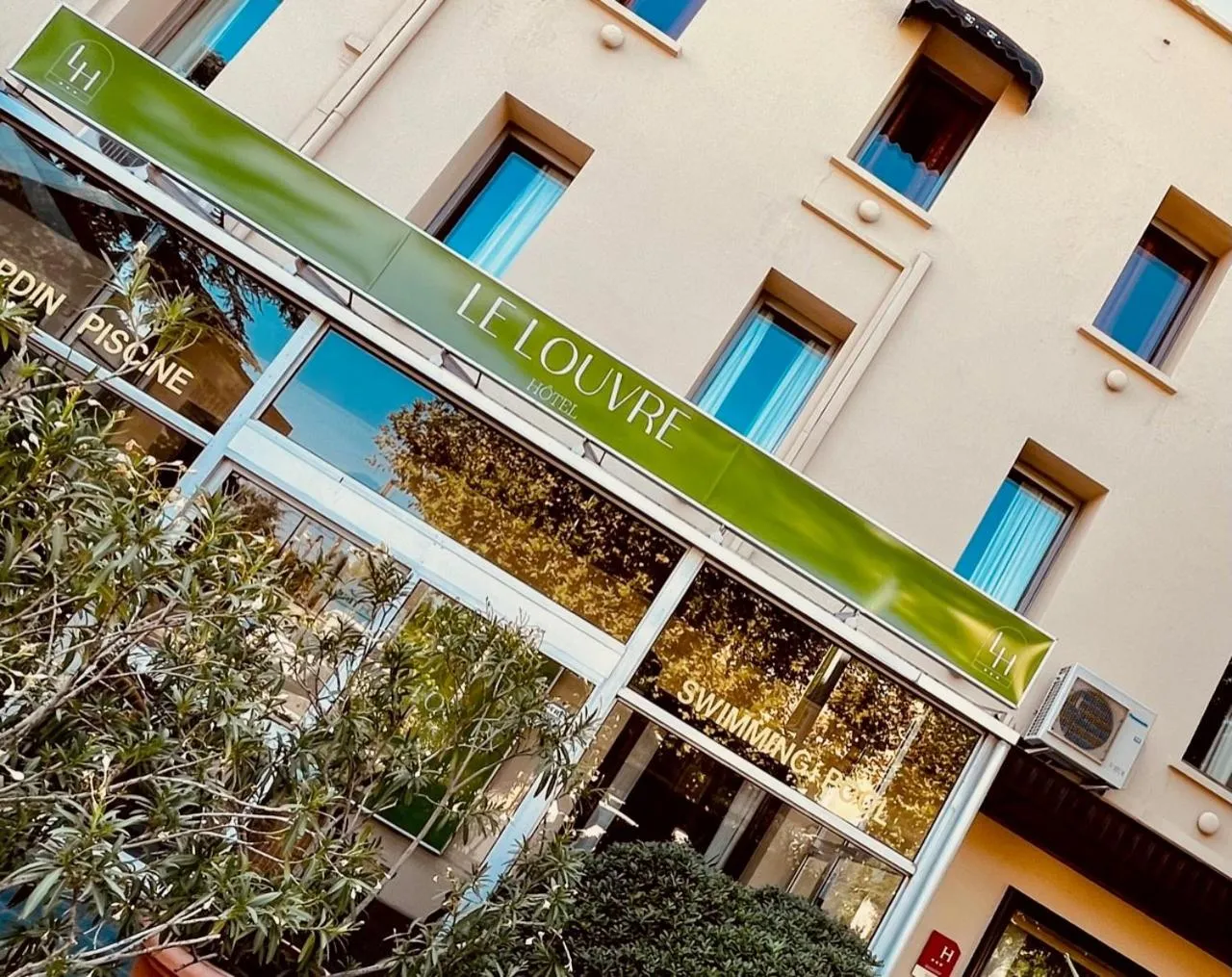 Property building in Cit'Hotel Le Louvre Orange